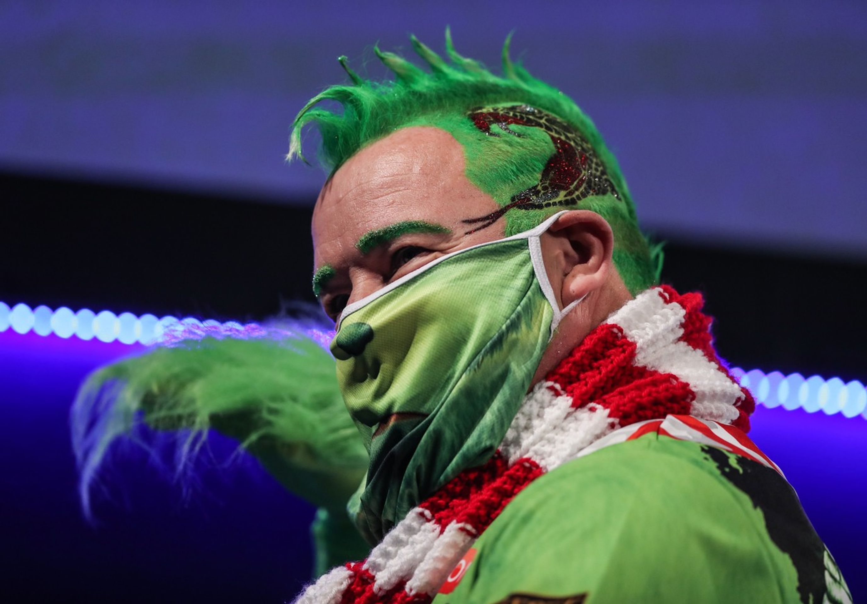 Peter Wright v kostýmu grinche - GALERIE: Wright se oblékl za grinche a zpestřil letošní šipkařské MS (1/9)