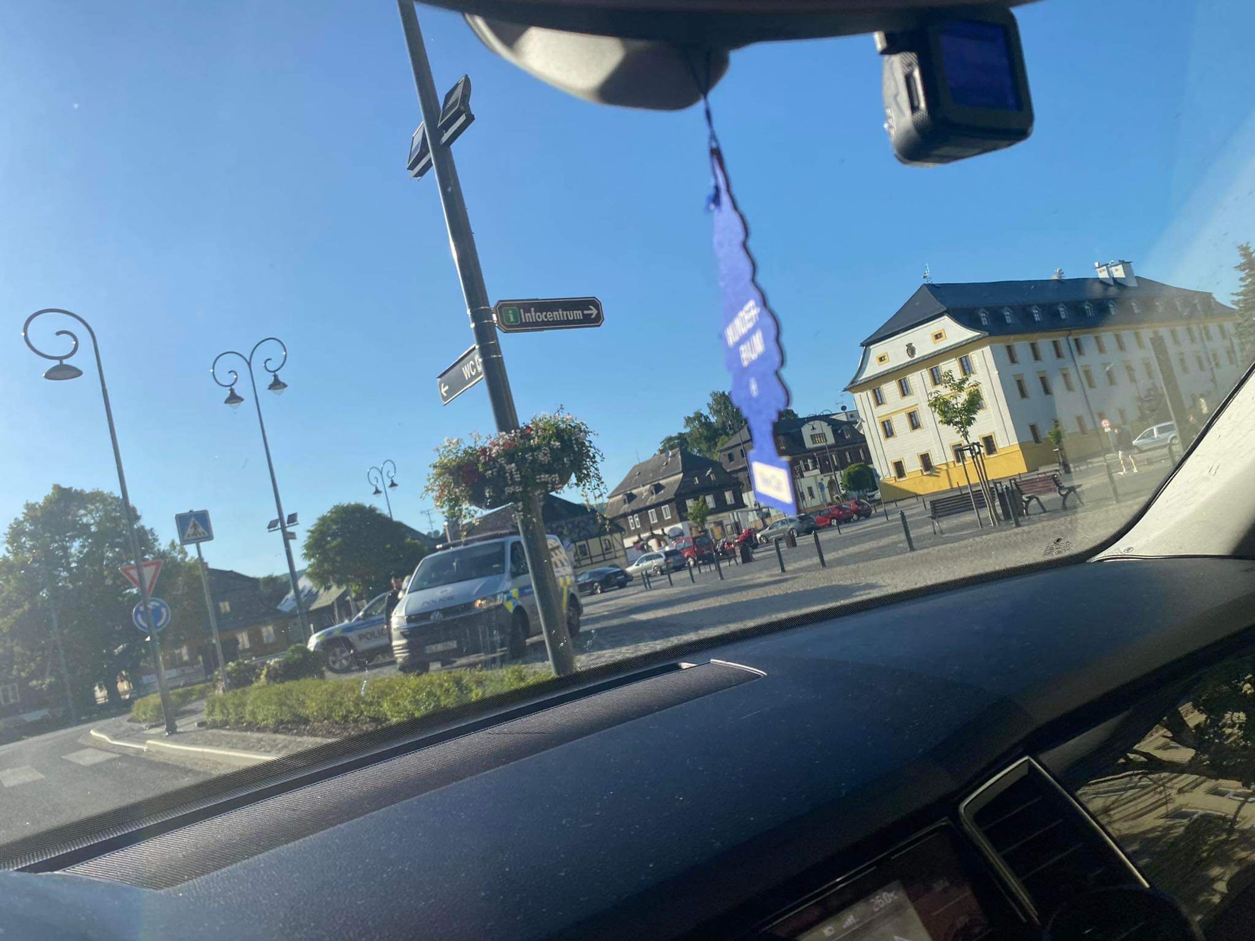 Útok tyčemi a srocování lidí před policejní služebnou v Novém Boru - Útok tyčemi a srocování lidí před policejní služebnou v Novém Boru (2/5)
