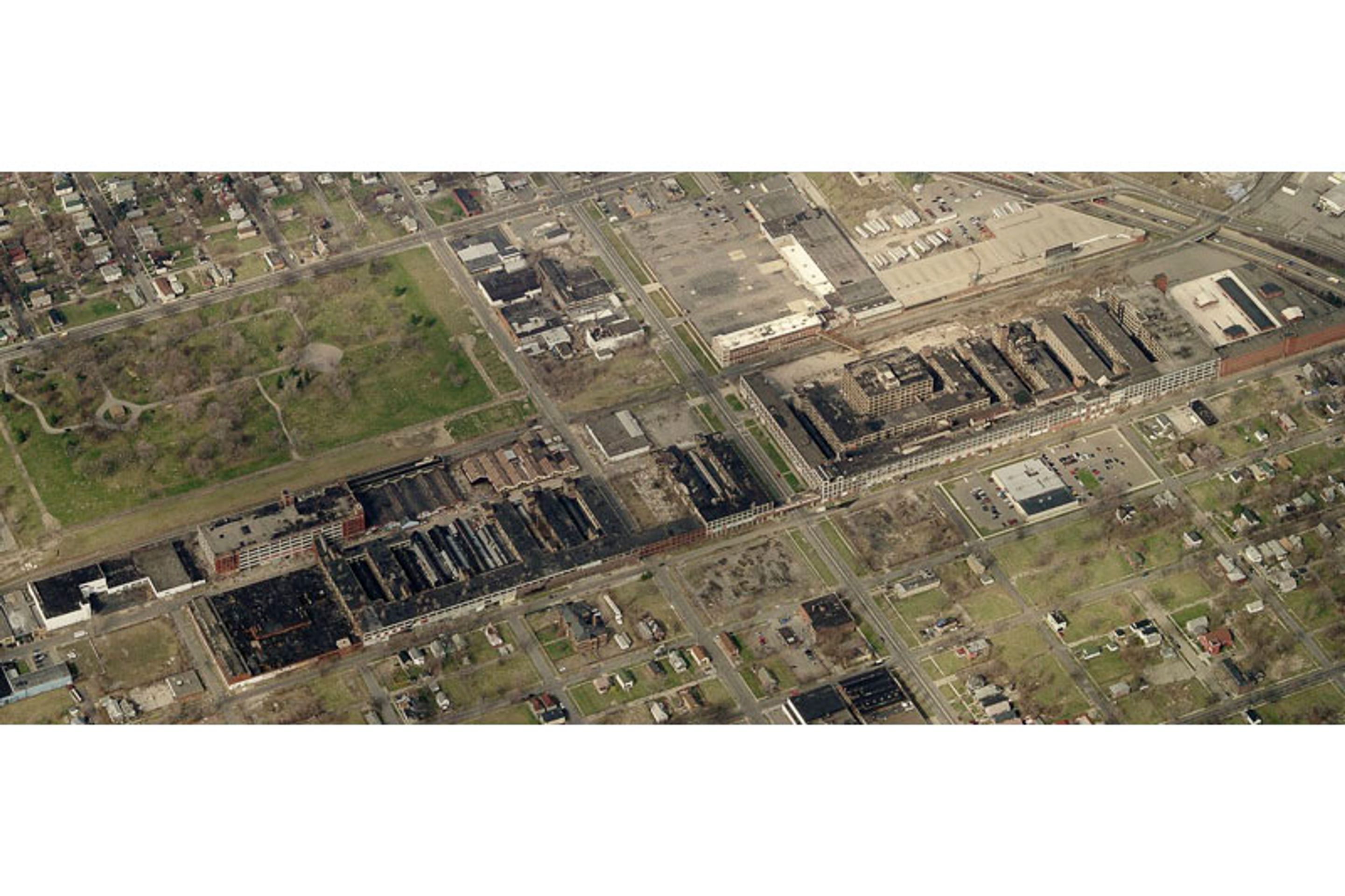 Packard Automotive Plant v Detroitu - Slavná obří továrna Packardu v Detroitu v dobách největší slávy a dnes (4/22)