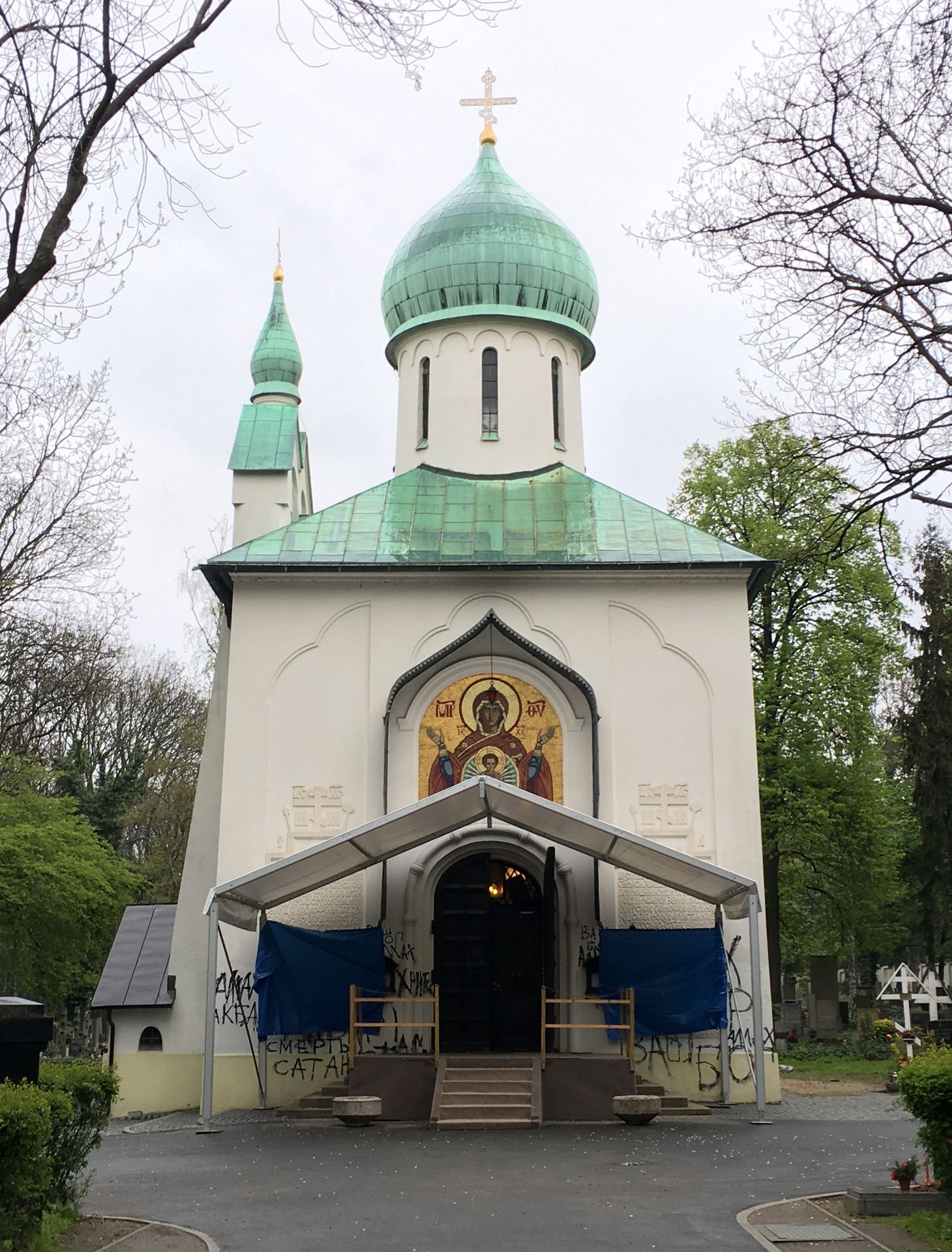 Posprejovaný kostel na Olšanech - GALERIE: Posprejovaný kostel na Olšanech (1/6)