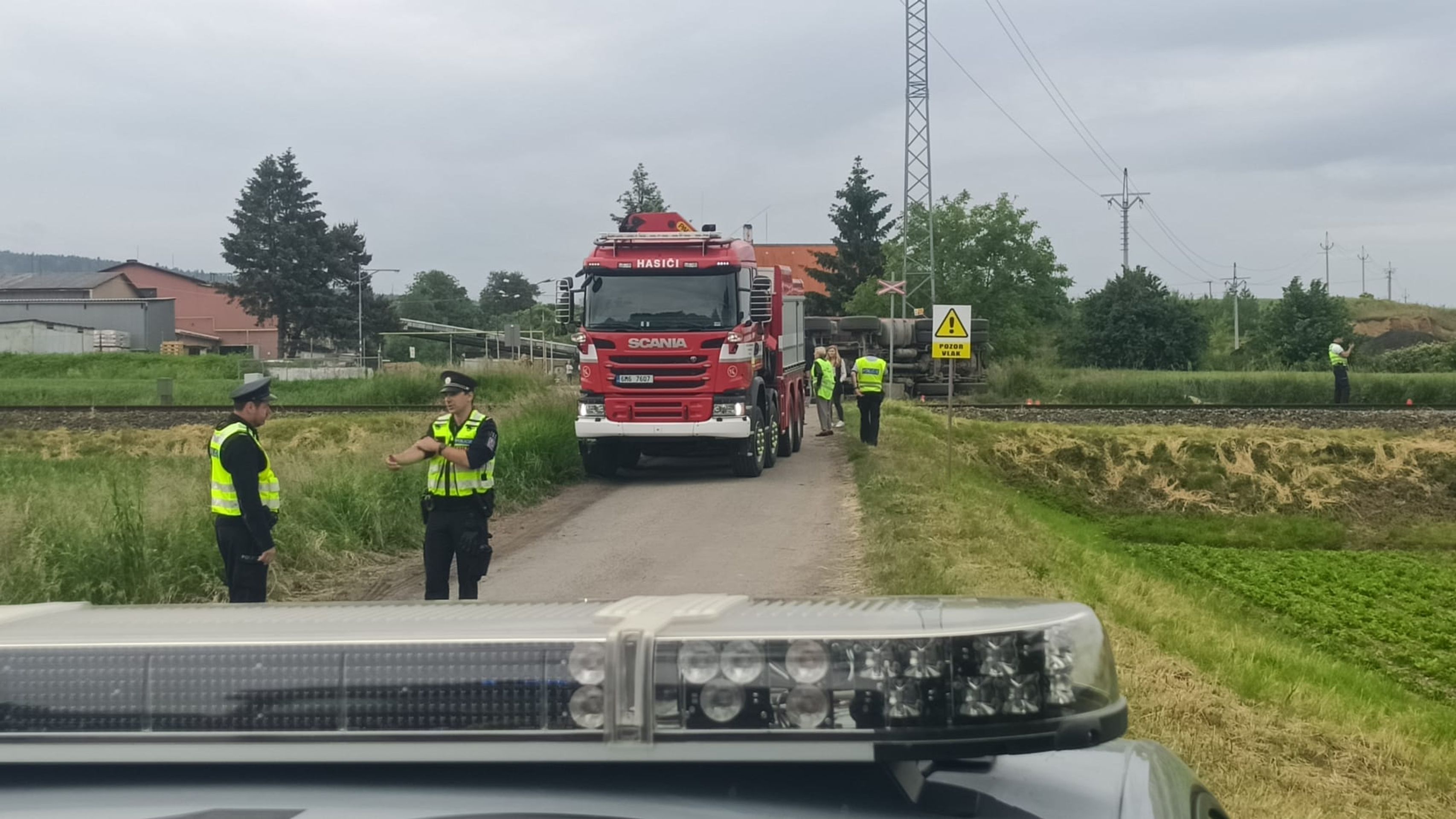 Srážka vlaku a náklaďáku - Nehoda vlaku na Kroměřížsku (1/13)
