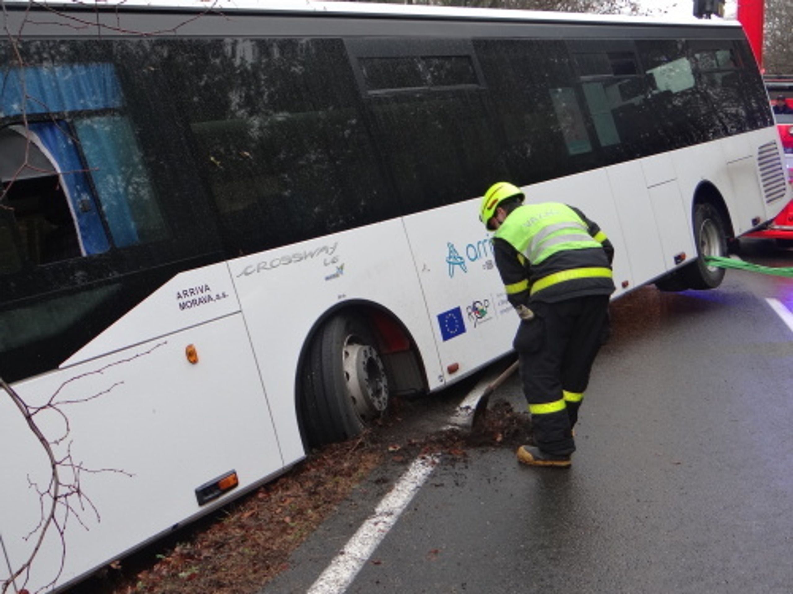 Autobus v příkopu na Opavsku vyprošťovali hasiči - 11 - GALERIE: Autobus na Opavsku vyprošťovali z příkopu hasiči (10/20)