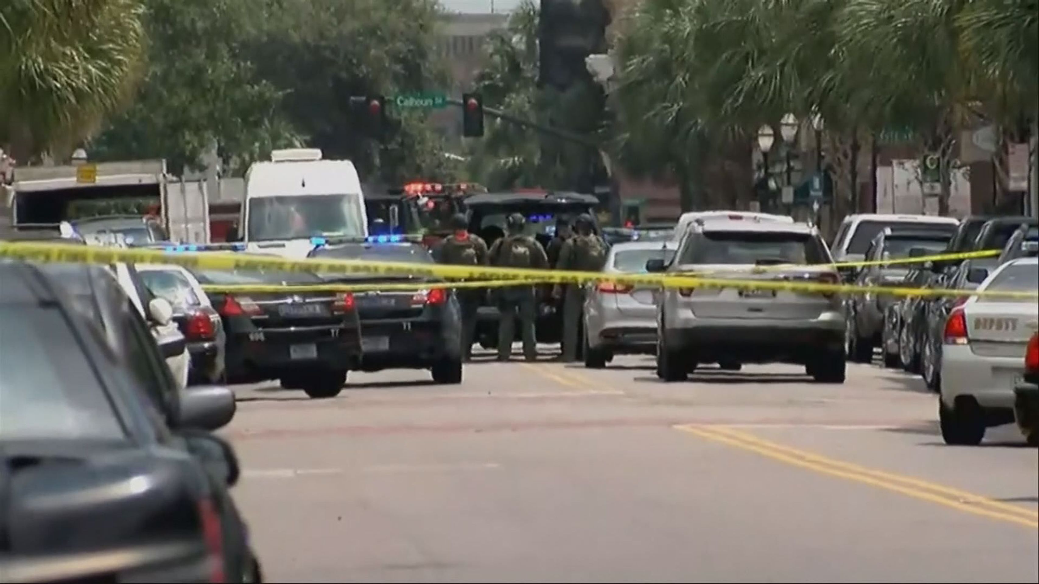 Charleston - 3 - GALERIE: Střelec v Charlestonu drží rukojmí (2/4)
