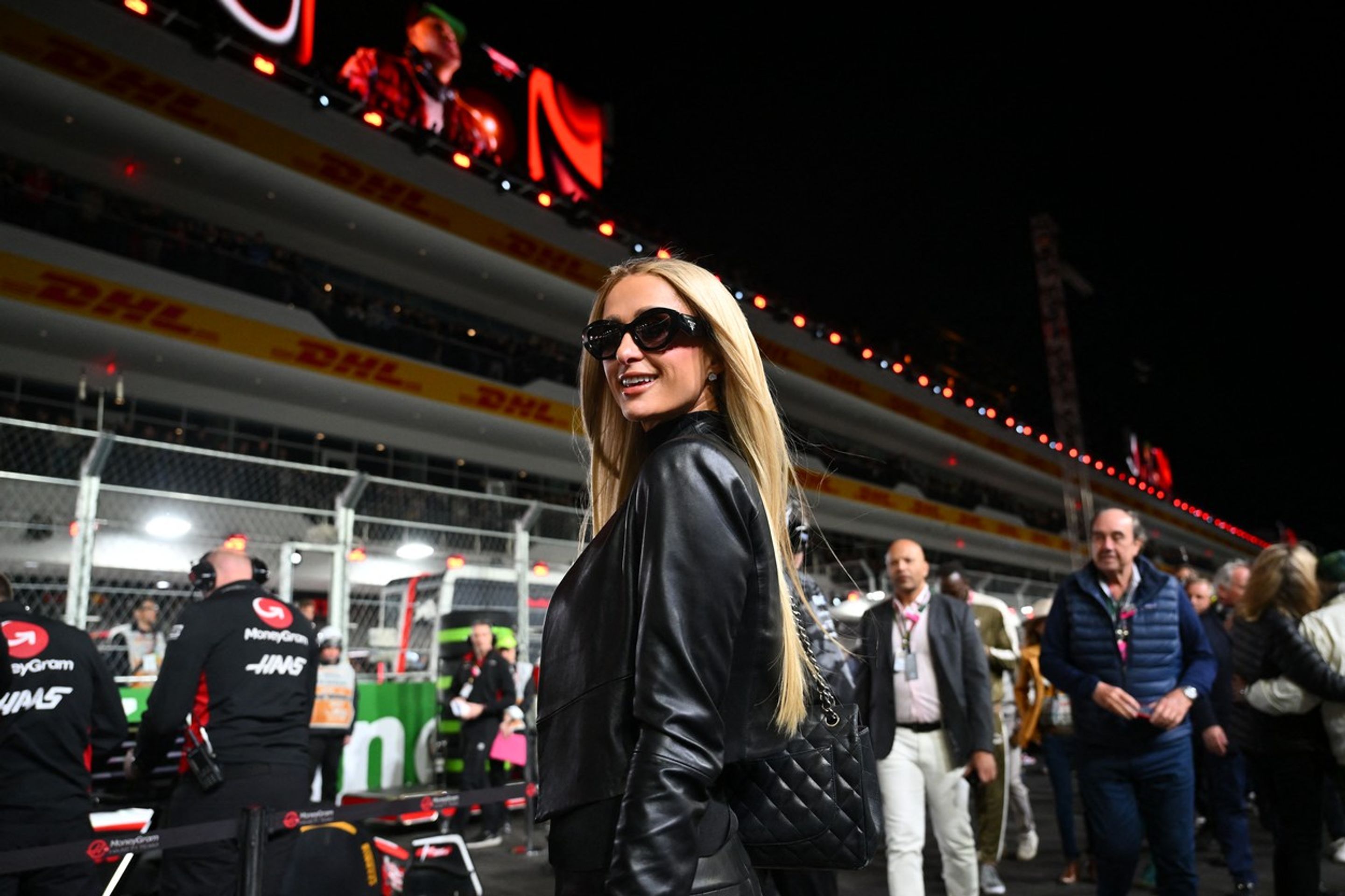 Modelka, herečka, zpěvačka a americká celebrita Paris Hiltonová - Hvězdy na závodě F1 v Las Vegas (9/12)