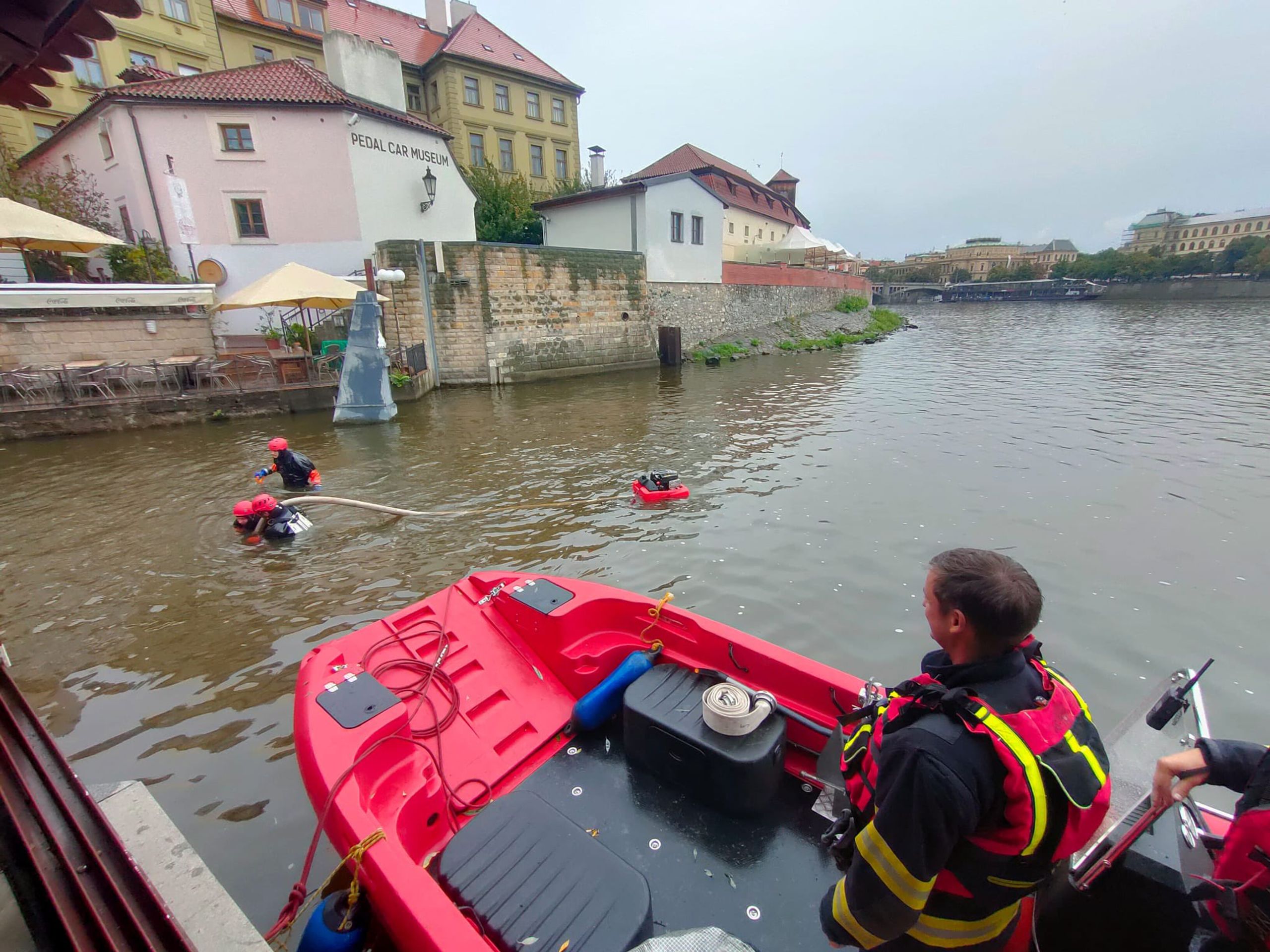 Potápěči hasičského sboru preventivně vyčistili kolejnici vrat Čertovky (2) - Příprava na extrémní déšť v česku (29/30)