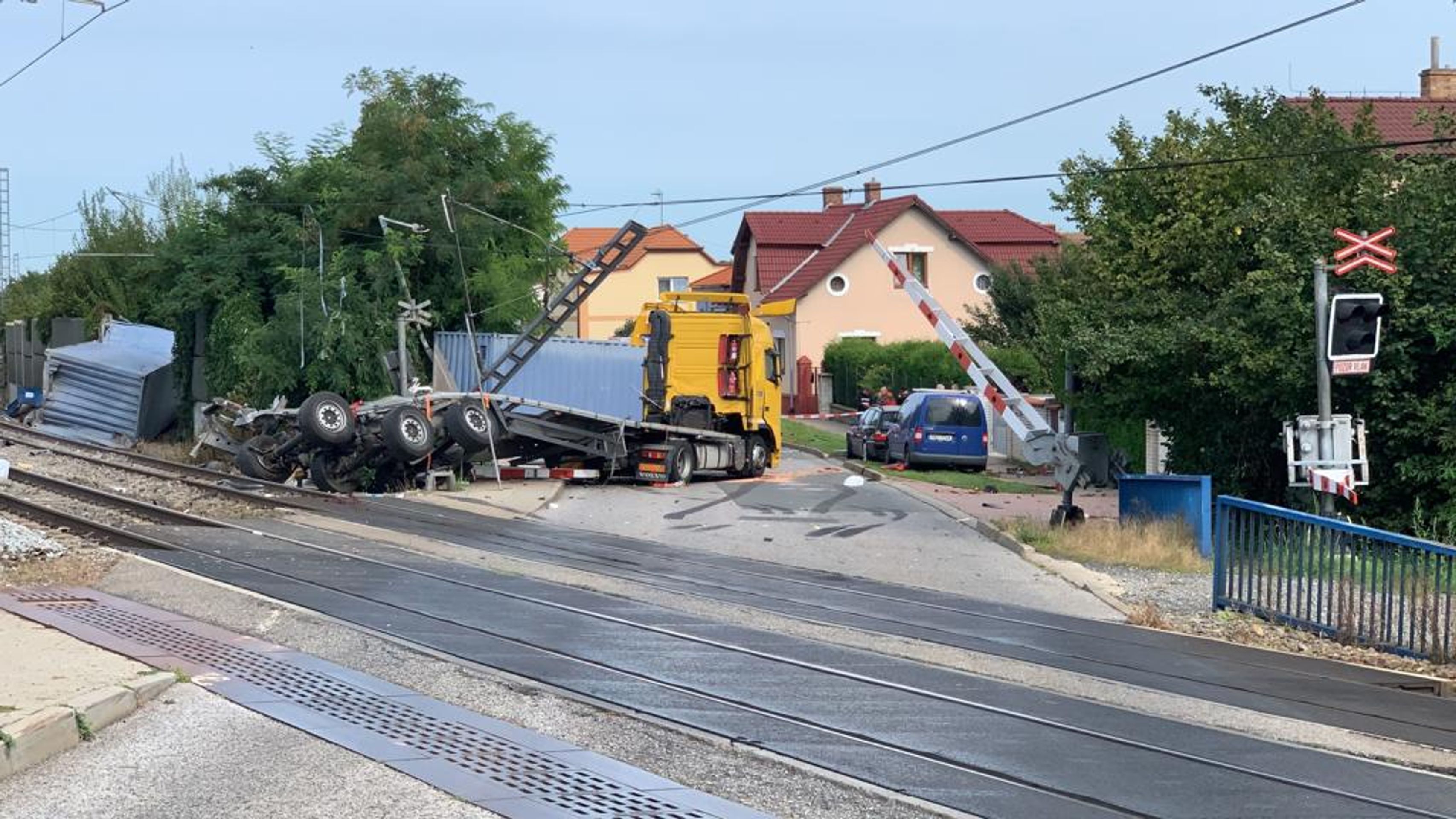Srážka vlaku s kamionem v pražské Uhříněvsi – 6 - GALERIE: Srážka vlaku s kamionem v pražské Uhříněvsi (6/12)
