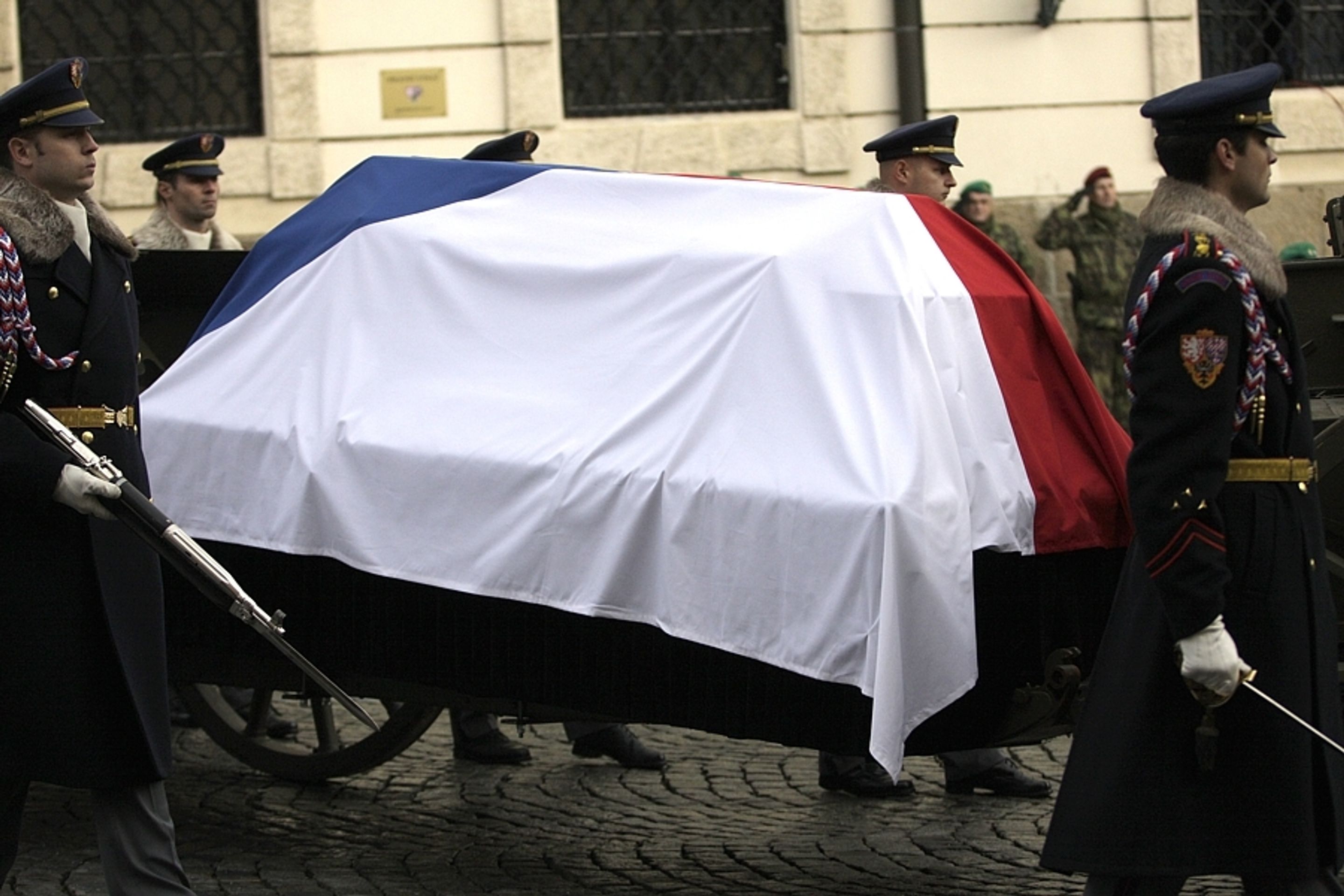 Průvod s rakví Václava Havla - 18 - GALERIE: Smuteční průvod za Václava Havla (12/28)