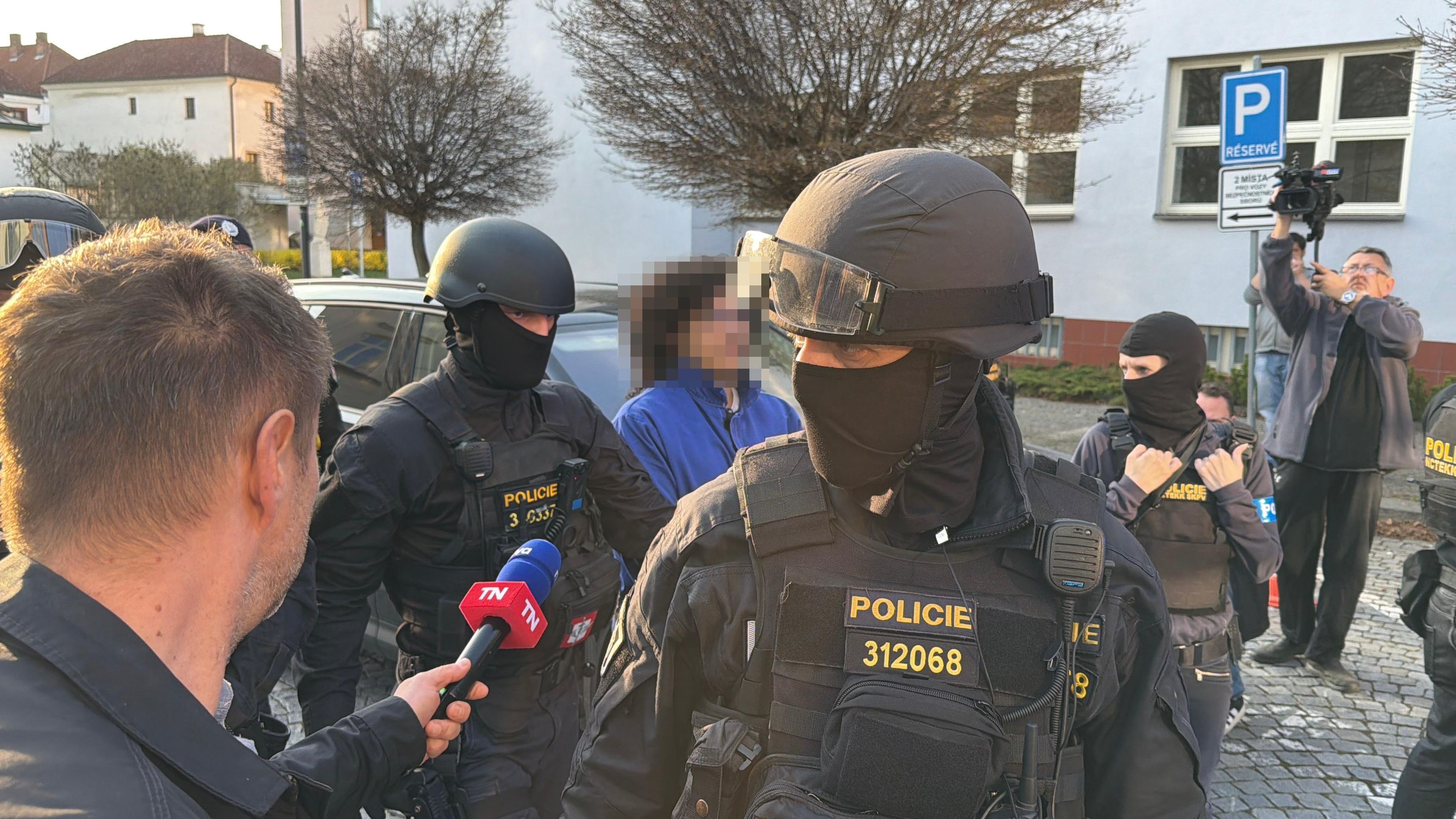 Zadržení pachatelé žhářského útoku v Pardubicích - Zadržení pachatelé žhářského útoku v Pardubicích (6/12)