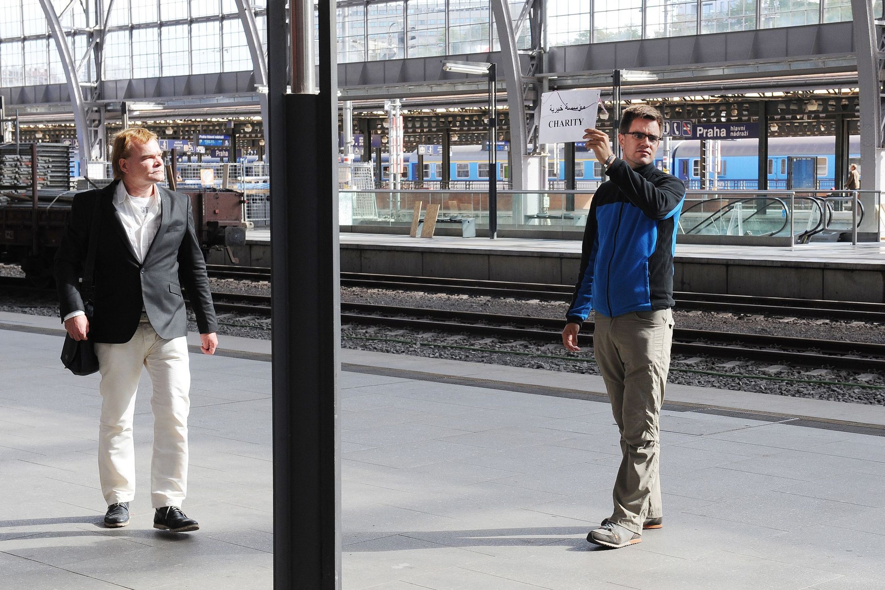 Dobrovolníci pomáhají uprchlíkům - 2 - GALERIE: Dobrovolníci pomáhají uprchlíkům na Hlavním nádraží v Praze (7/9)