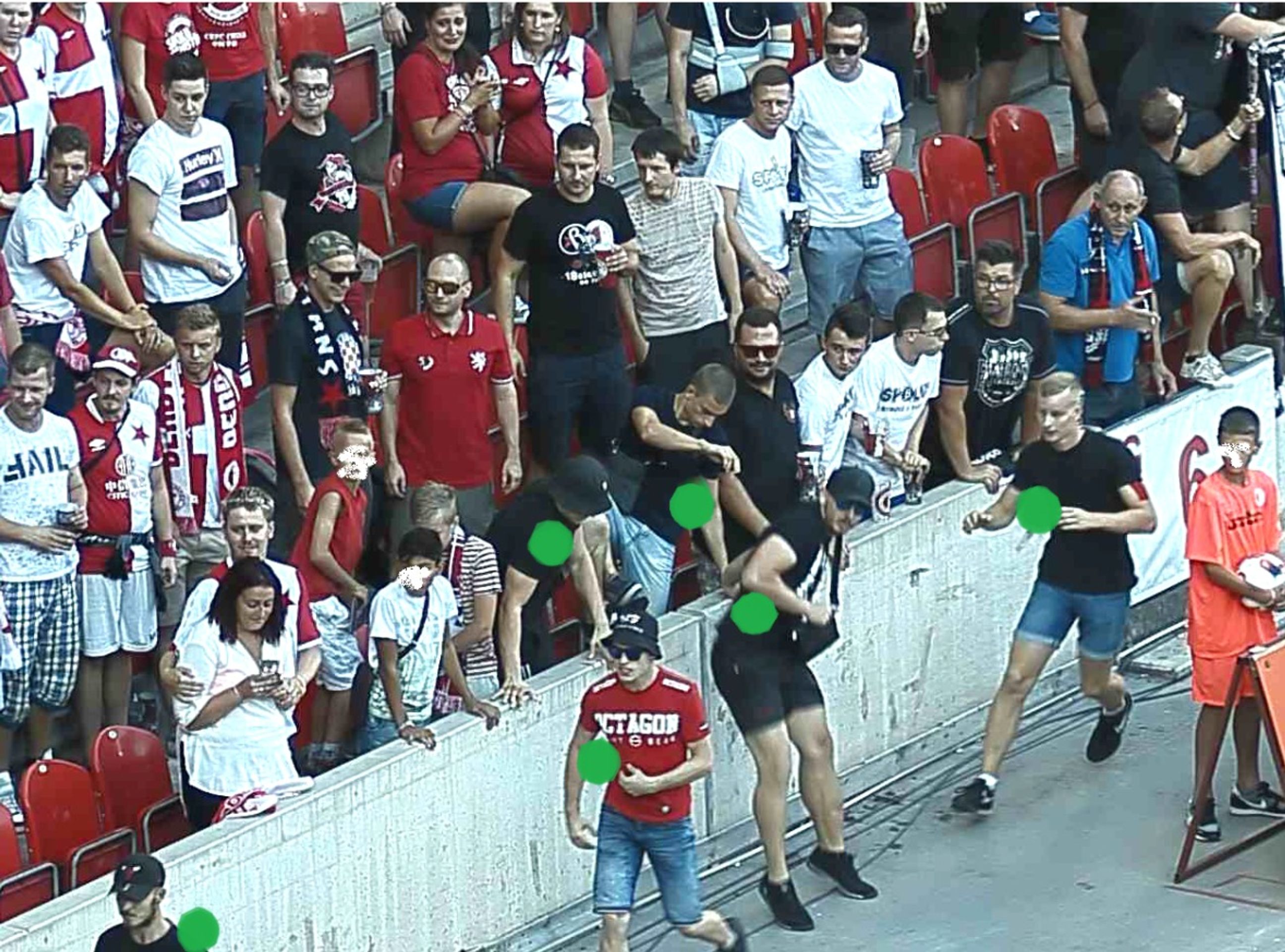 Pátrání po mužích podezřelých z výtržnictví na fotbalovém stadionu - 6 - GALERIE: Pátrání po mužích podezřelých z výtržnictví na fotbalovém stadionu (4/9)