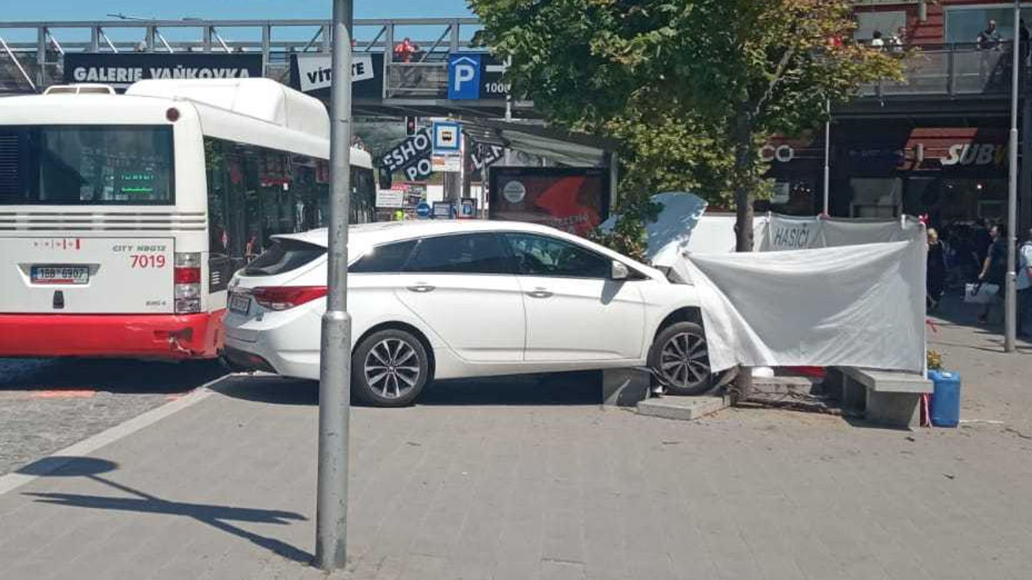 Auto vjelo na zastávku, jedna žena zemřela - 4 - GALERIE: Ženu na zastávce zabilo auto (4/4)