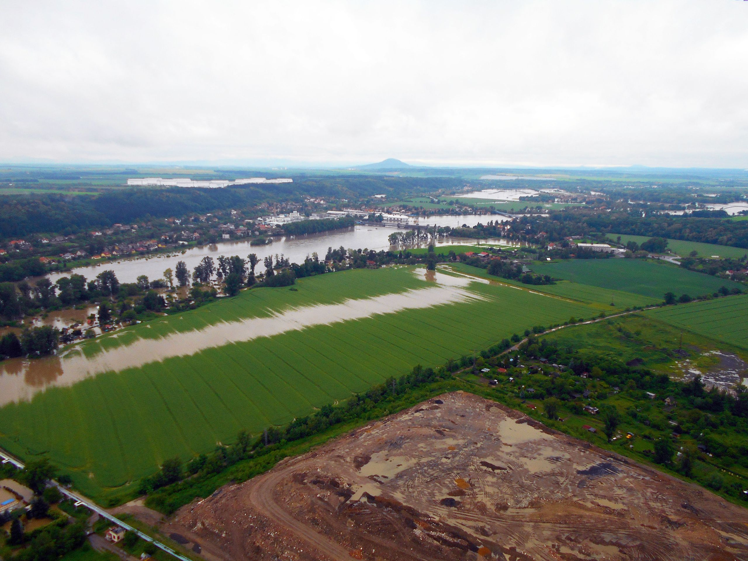Letecké snímky povodní - Kralupy nad Vltavou - Galerie: Letecké snímky povodně - Kralupy nad Vltavou - Chvatěruby (1/3)