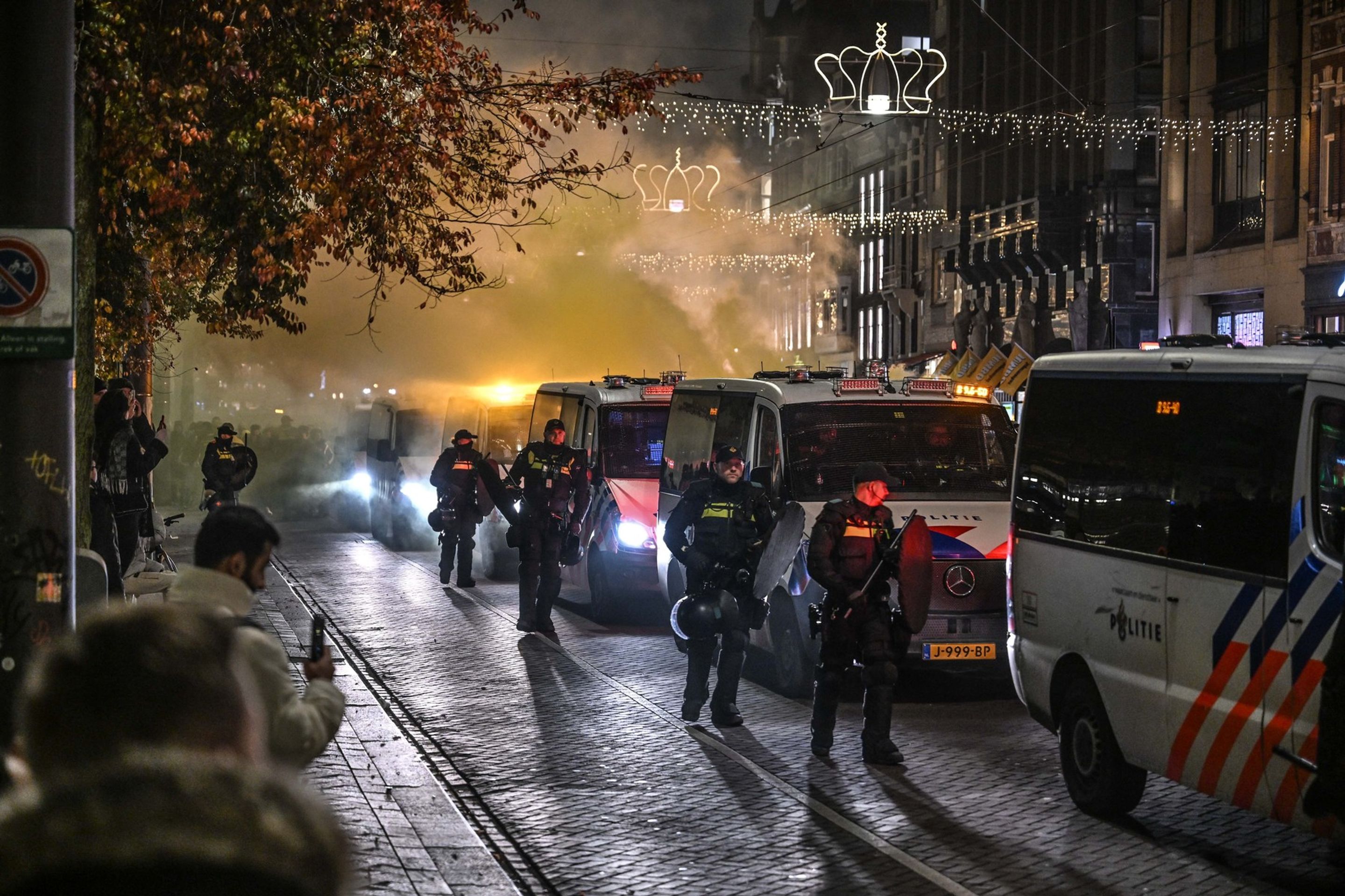Izraelští fotbaloví fanoušci čelili sérii útoků v centru Amsterdamu (2) - Izraelští fotbaloví fanoušci čelili sérii útoků (3/4)