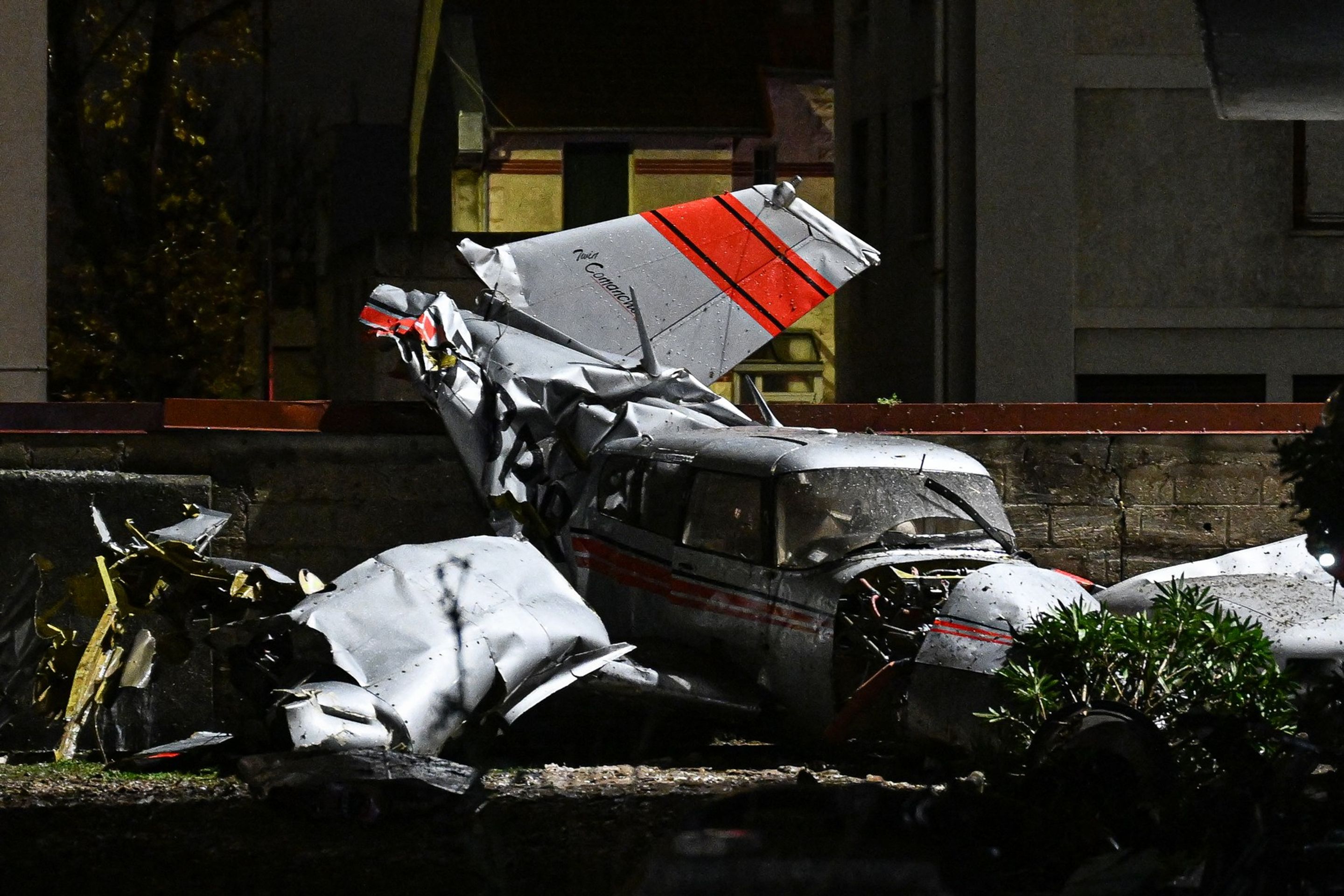 Nedaleko Paříže havarovalo malé letadlo - Nedaleko Paříže havarovalo malé letadlo (4/4)
