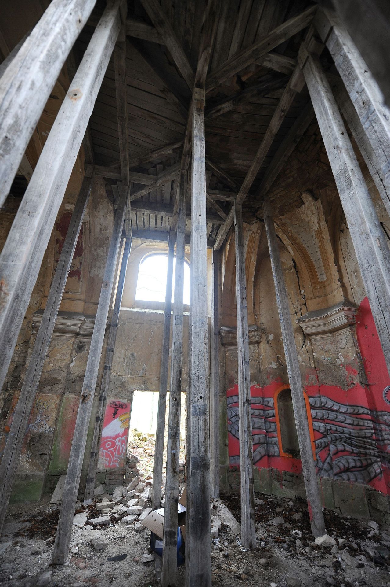 Chátrající kostel u Libčevsi hlídá bezdomovec - 13 - GALERIE: Chátrající kostel u Libčevsi hlídá bezdomovec (12/22)