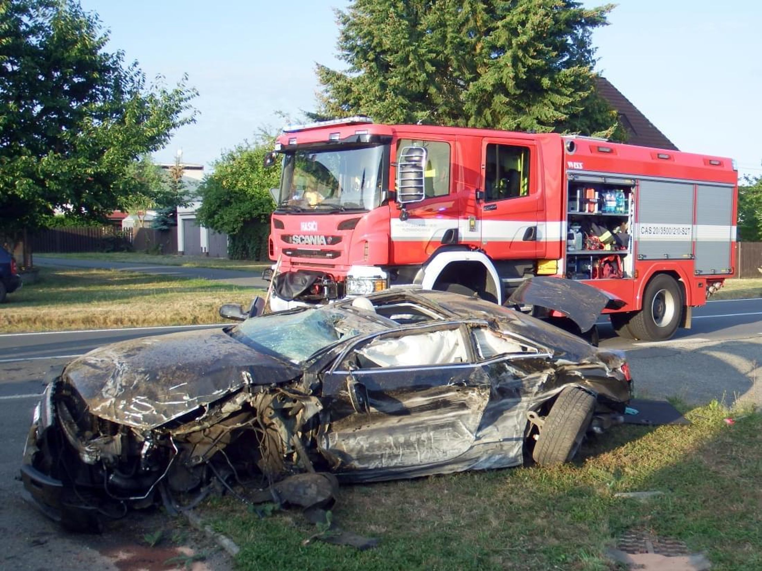 Nehoda Audi v Plzni - 1 - GALERIE: Z Audi zbyl vrak po nehodě na Plzeňsku (1/11)