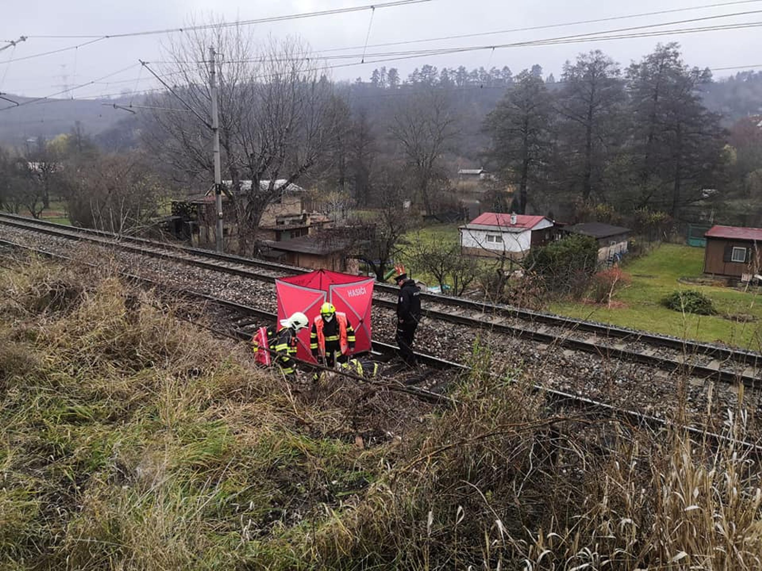 Skok pod vlak v Řevnicích - Dívka v Řeznicích skočila pod vlak (3/5)