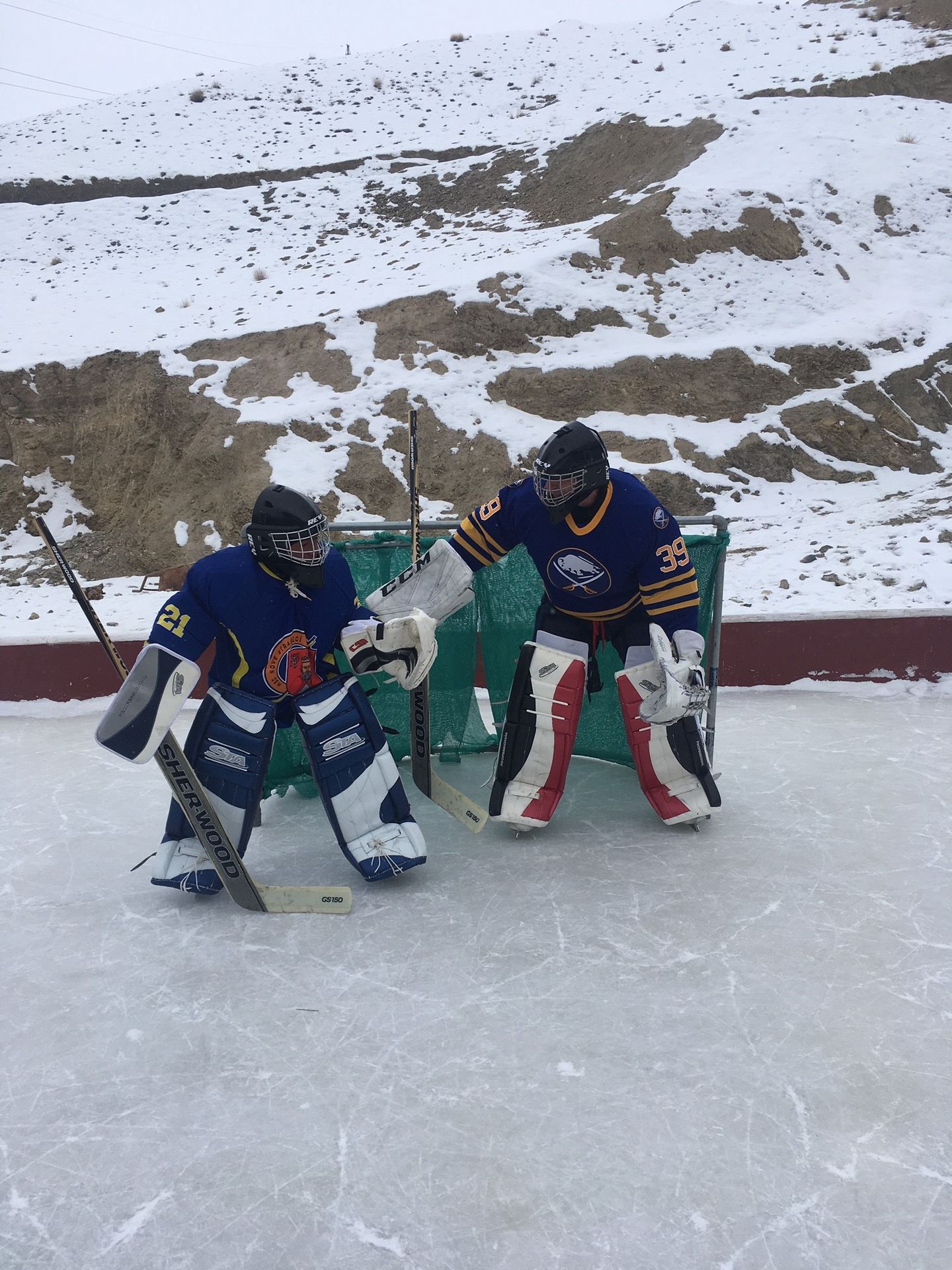Dominik Hašek v Tibetu - GALERIE: Legendární gólman Dominik Hašek učil hokej děti v Tibetu (4/4)
