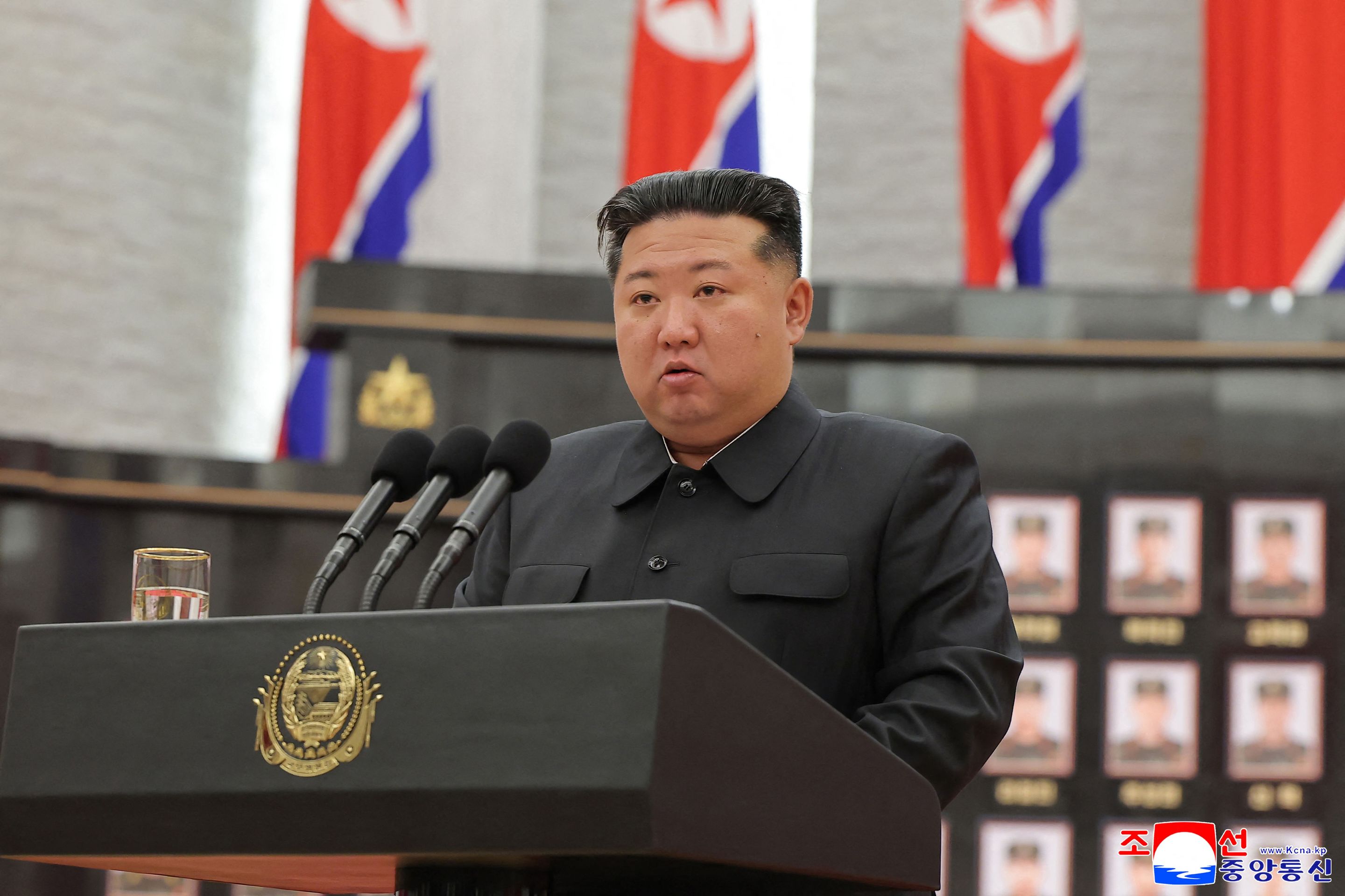 Kim Čong-un předává vyznamenání - Kim Čong-un předává vyznamenání (5/6)