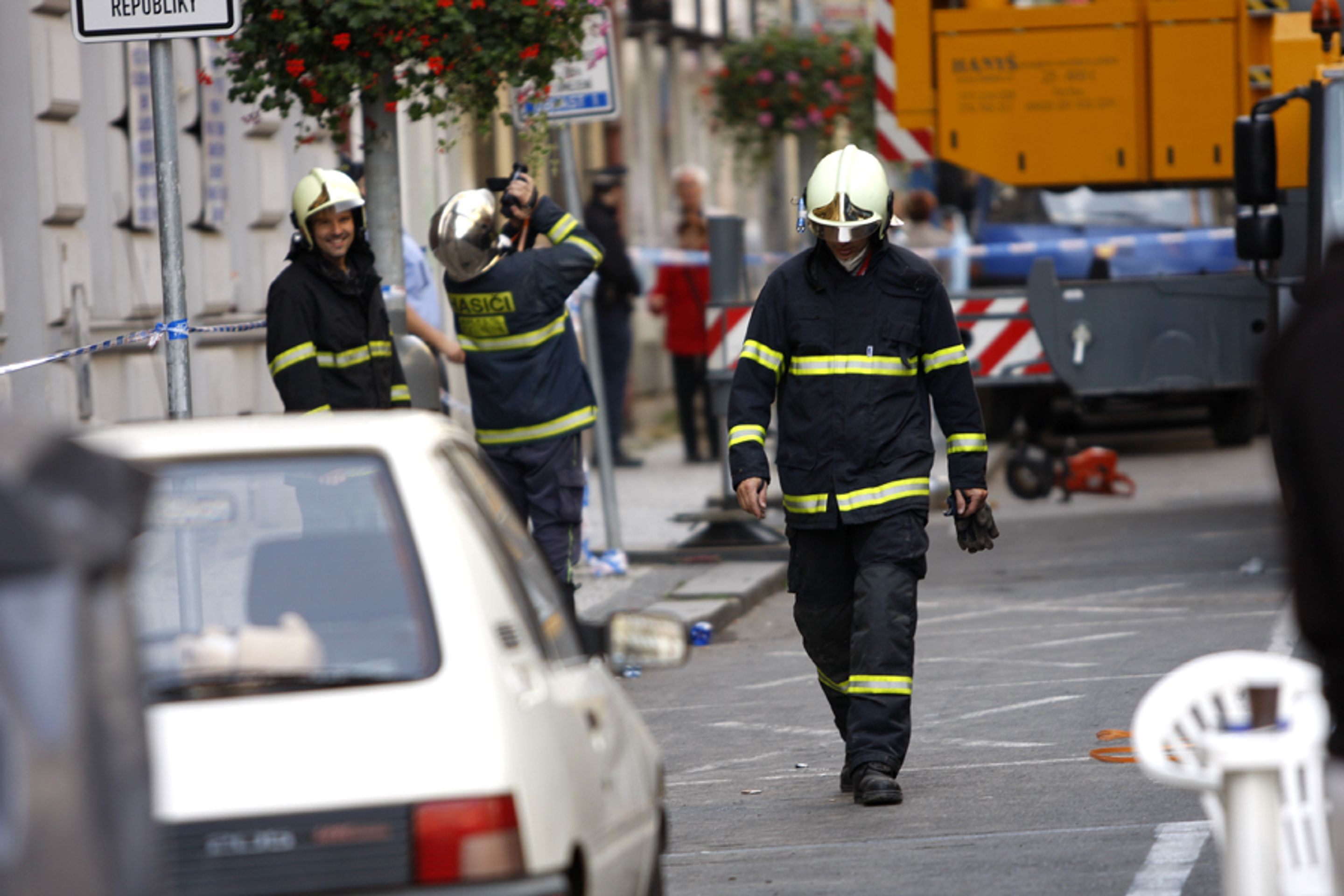 Záchranáři v Soukenické ulici-9 - GALERIE: Záchranáři a jeřáb v Soukenické ulici (3/19)