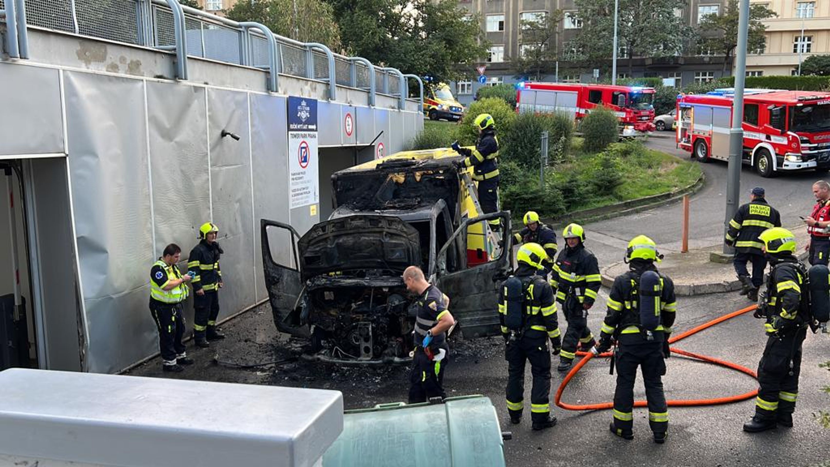 Sanitka shořela u Žižkovské věže v Praze - Sanitka shořela u Žižkovské věže v Praze (5/5)
