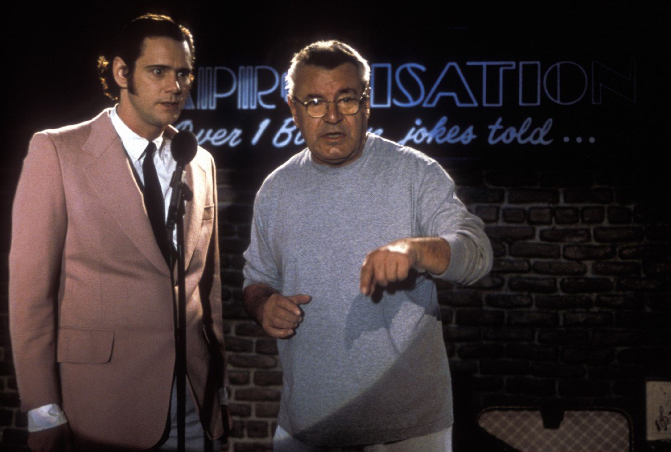 Miloš Forman a Jim Carrey při natáčení filmu Muž na měsíci - GALERIE: Kondolence hollywoodských hvězd k úmrtí Miloše Formana (18/18)