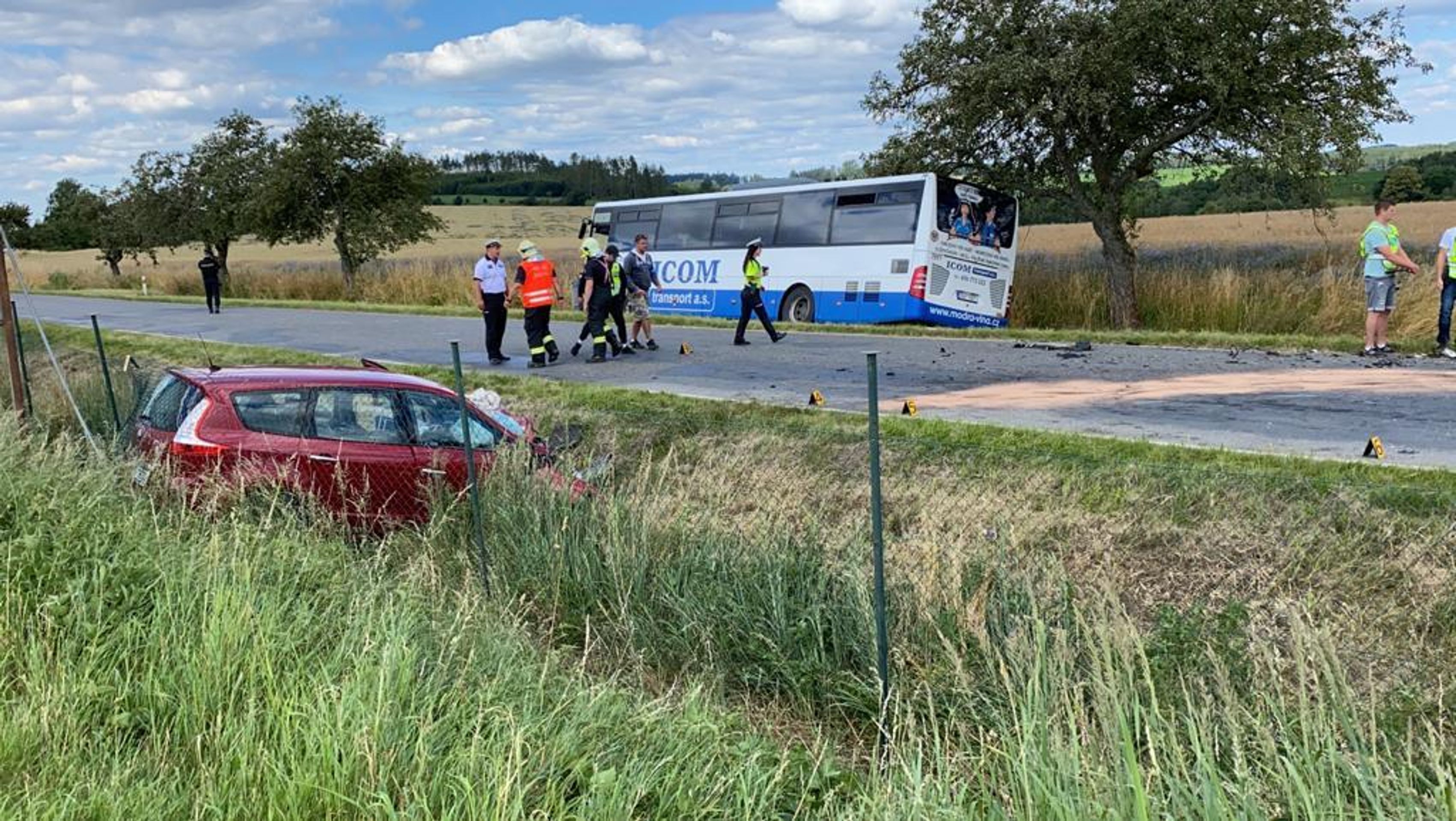 Srážka autobusu s osobákem u Divišova - 2 - GALERIE: Srážka autobusu s osobákem na Benešovsku (2/3)