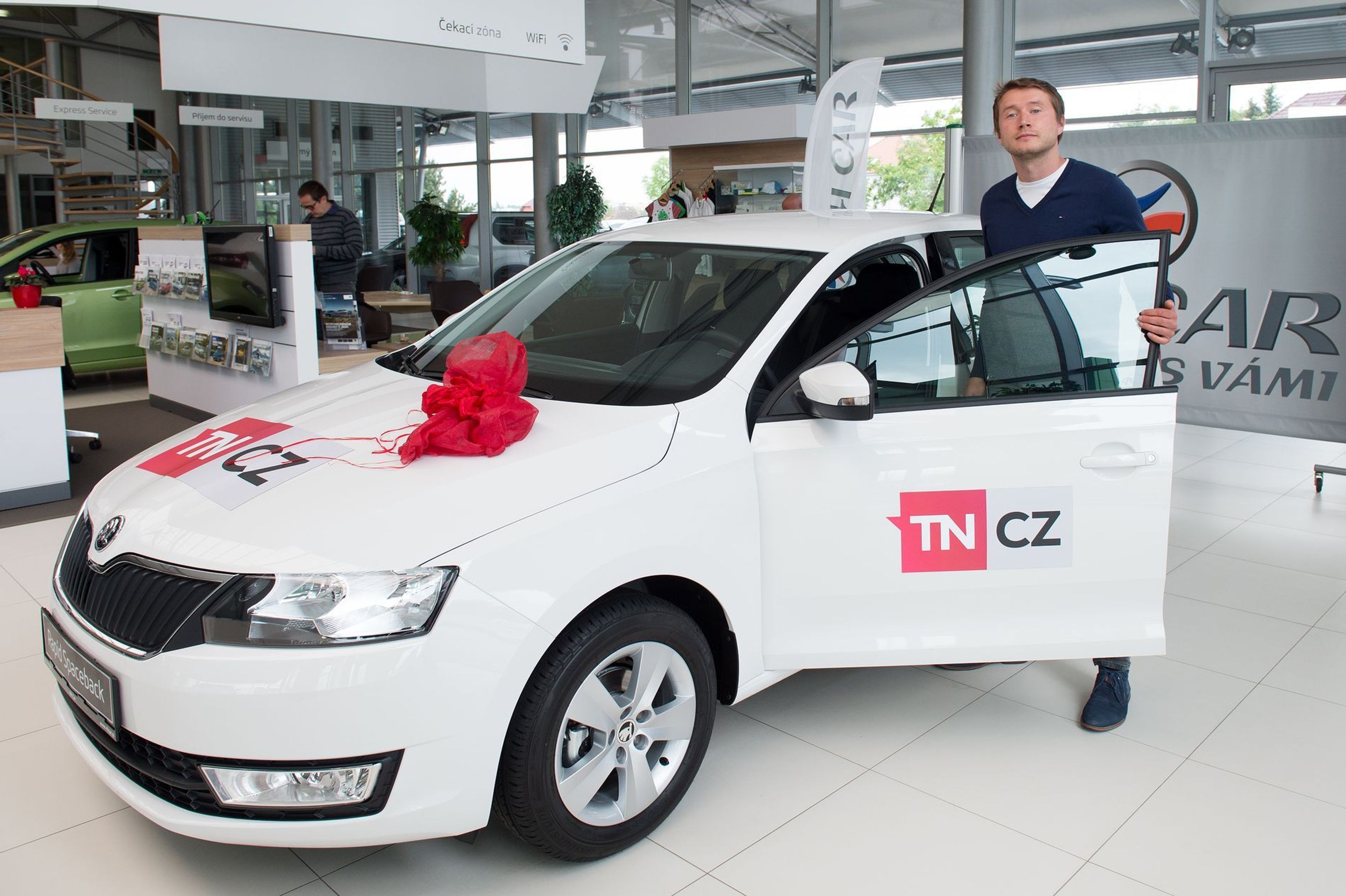Předání vozu výherci soutěže s aplikací TN.cz - 11 - GALERIE: Předání vozu výherci soutěže s aplikací TN.cz (2/16)