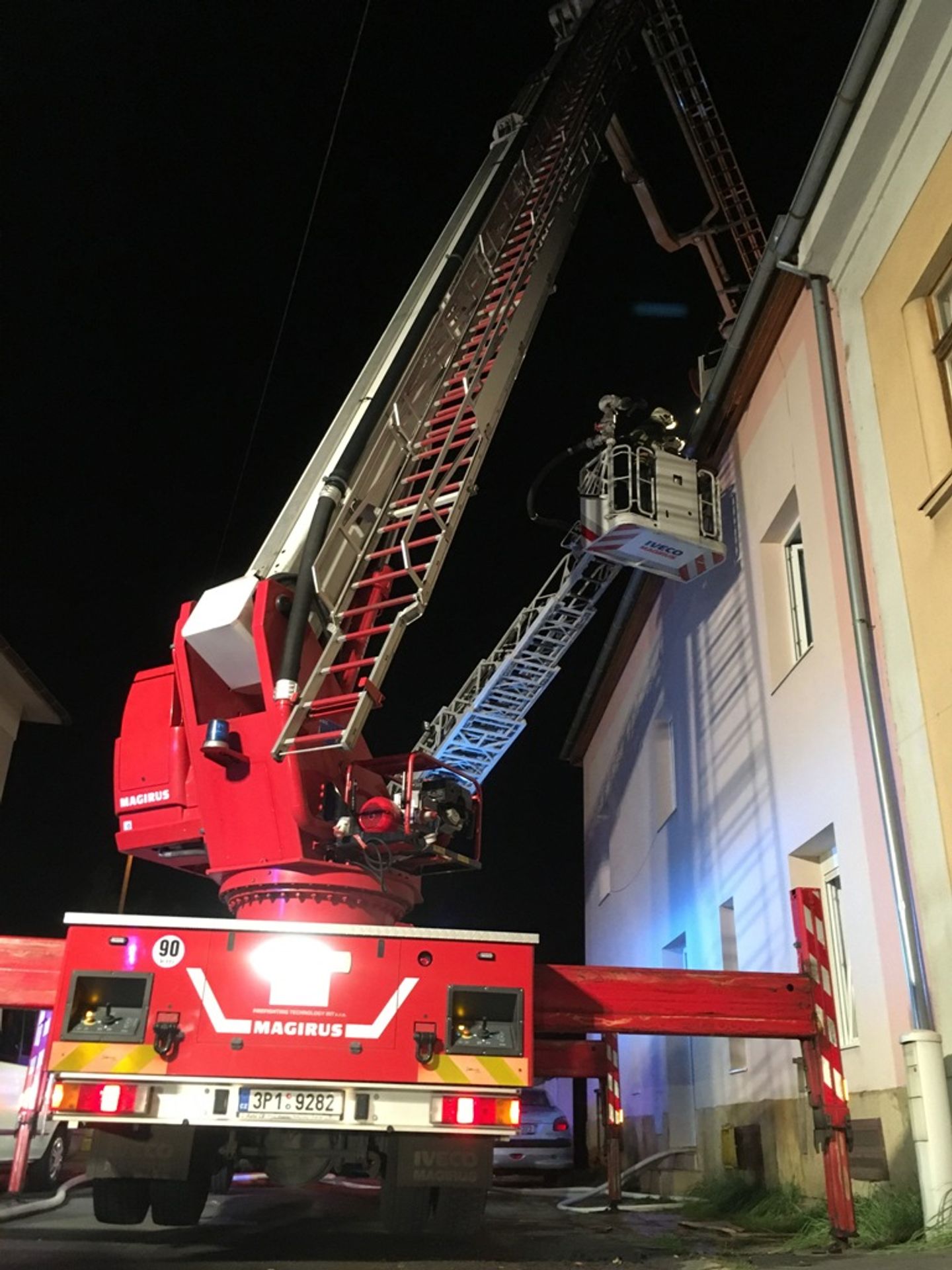 Požár domu v centru Plzně - GALERIE: Požár domu v centru Plzně (12/12)