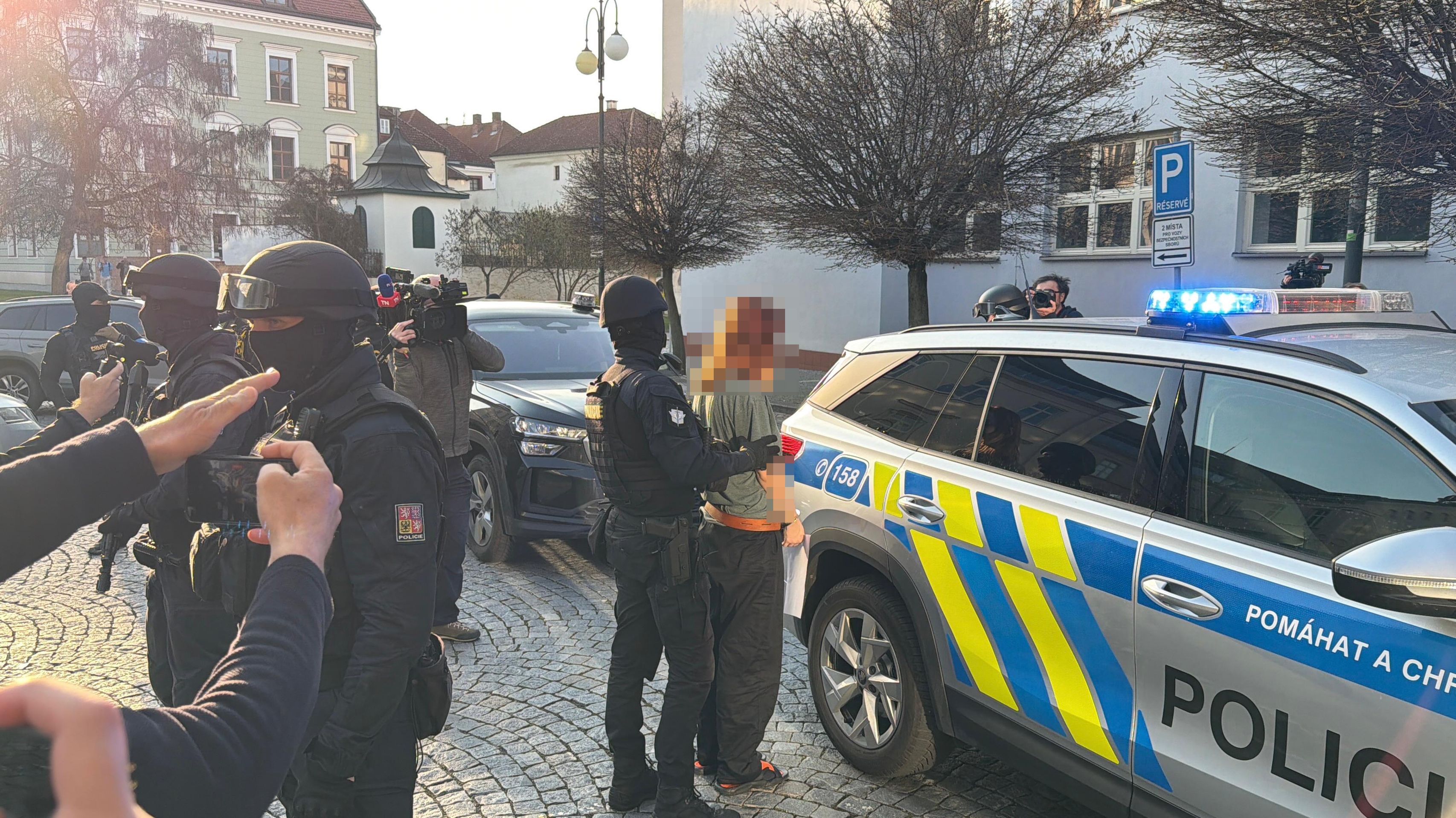 Zadržení pachatelé žhářského útoku v Pardubicích - Zadržení pachatelé žhářského útoku v Pardubicích (12/12)