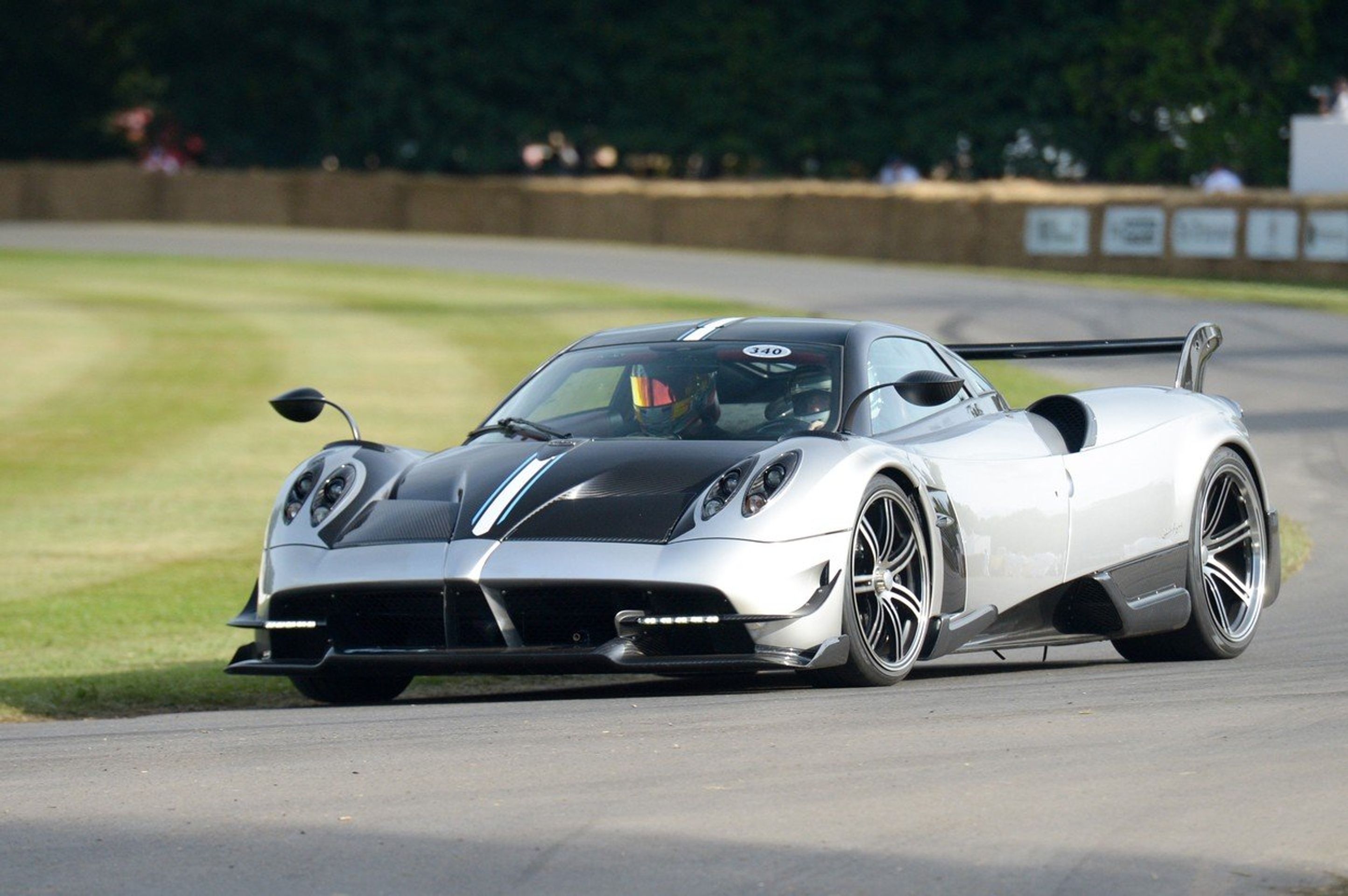 Pagani Huayra - GALERIE: 10 nejdražších osobních automobilů světa (9/10)
