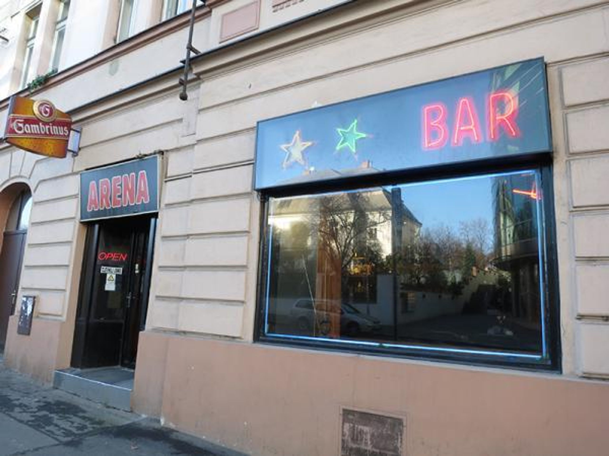 SZPI uzavřela hernu - bar Aréna na pražském Žižkově - 2 - GALERIE: SZPI uzavřela hernu - bar Aréna na pražském Žižkově (2/4)