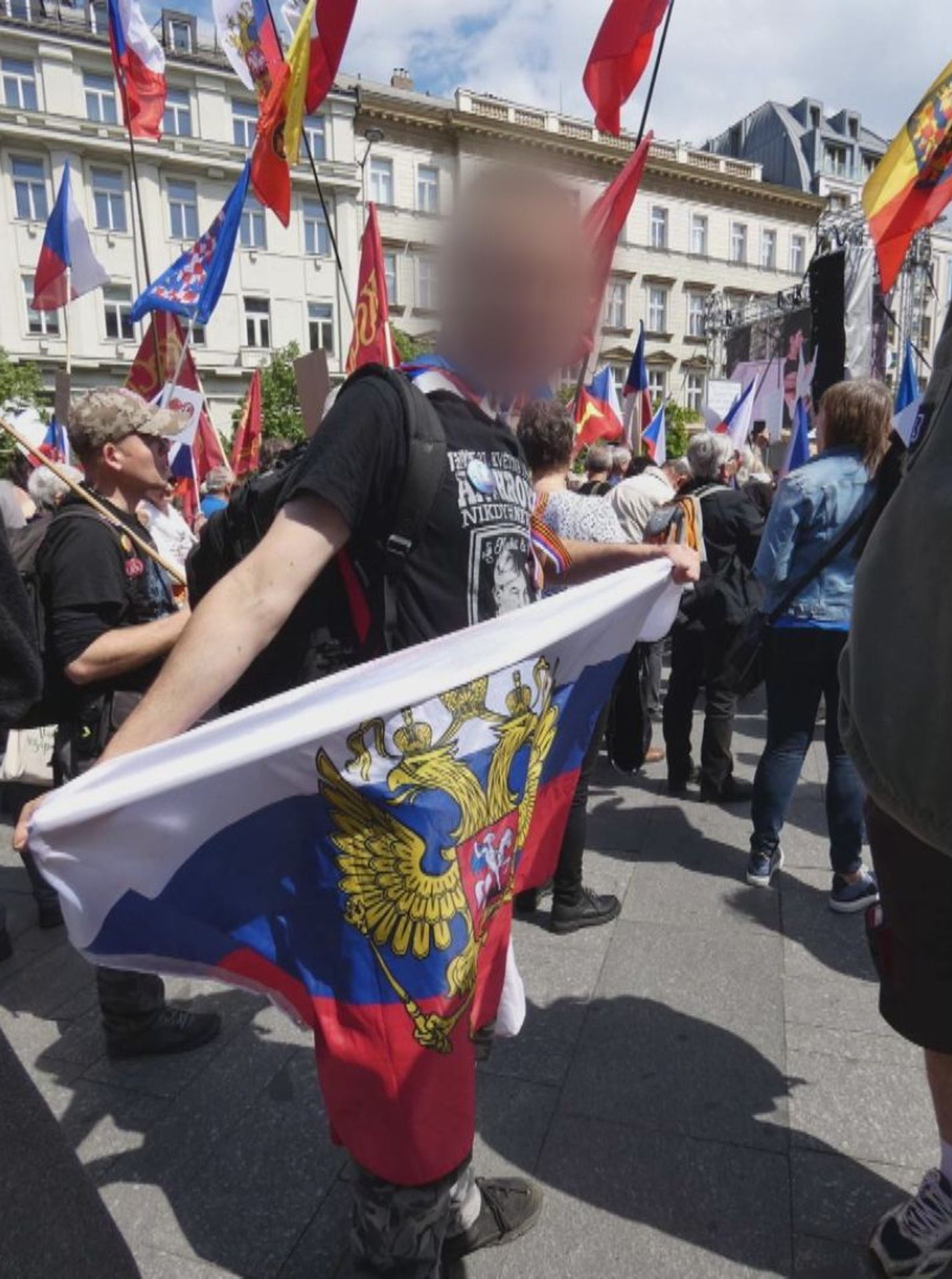 Policie zadržela muže na Václavském náměstí - Demonstrace v Praze (3/6)