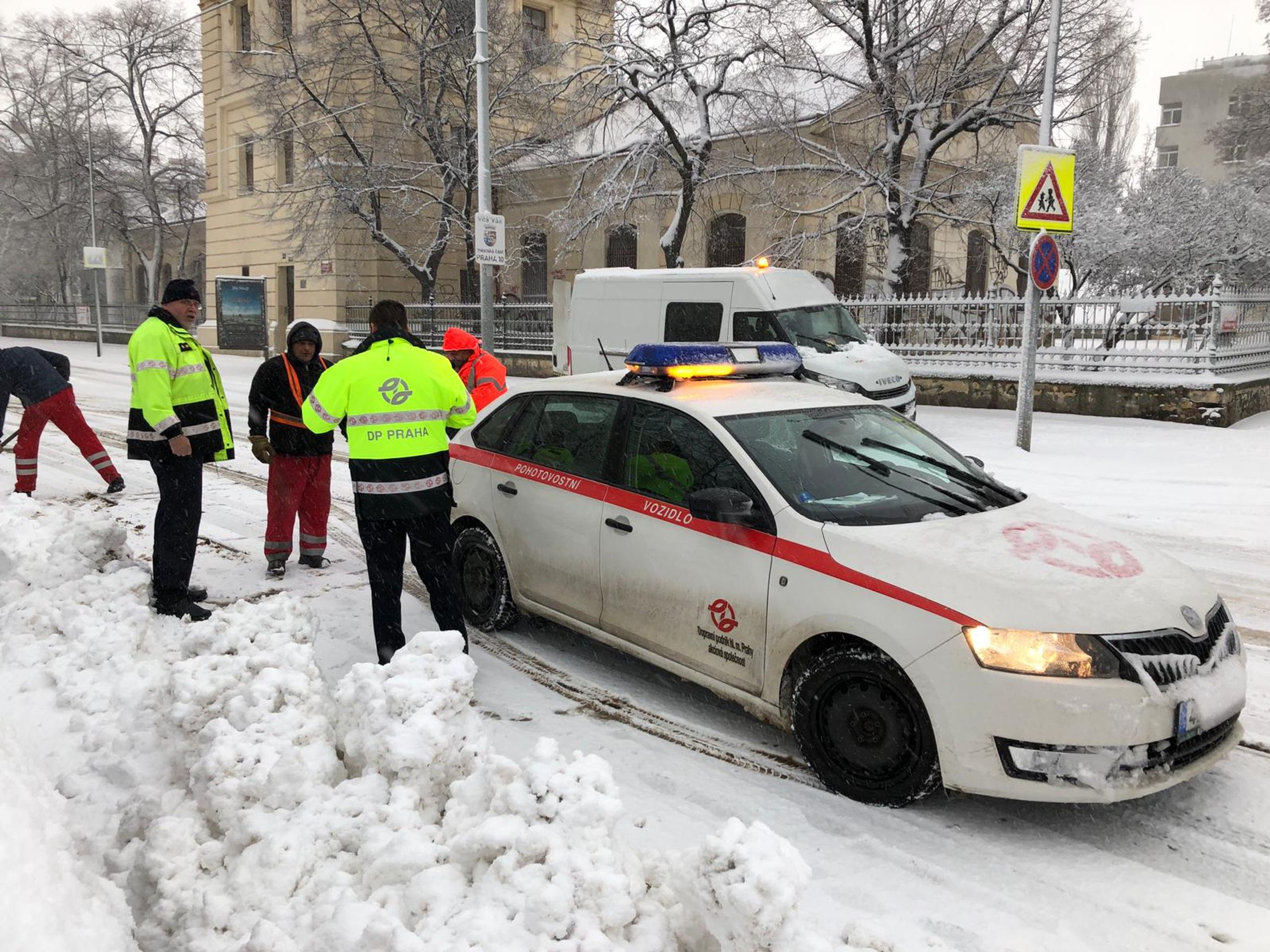 Sníh komplikuje dopravu - 5 - GALERIE: Sníh ochromil dopravu v Česku (6/18)