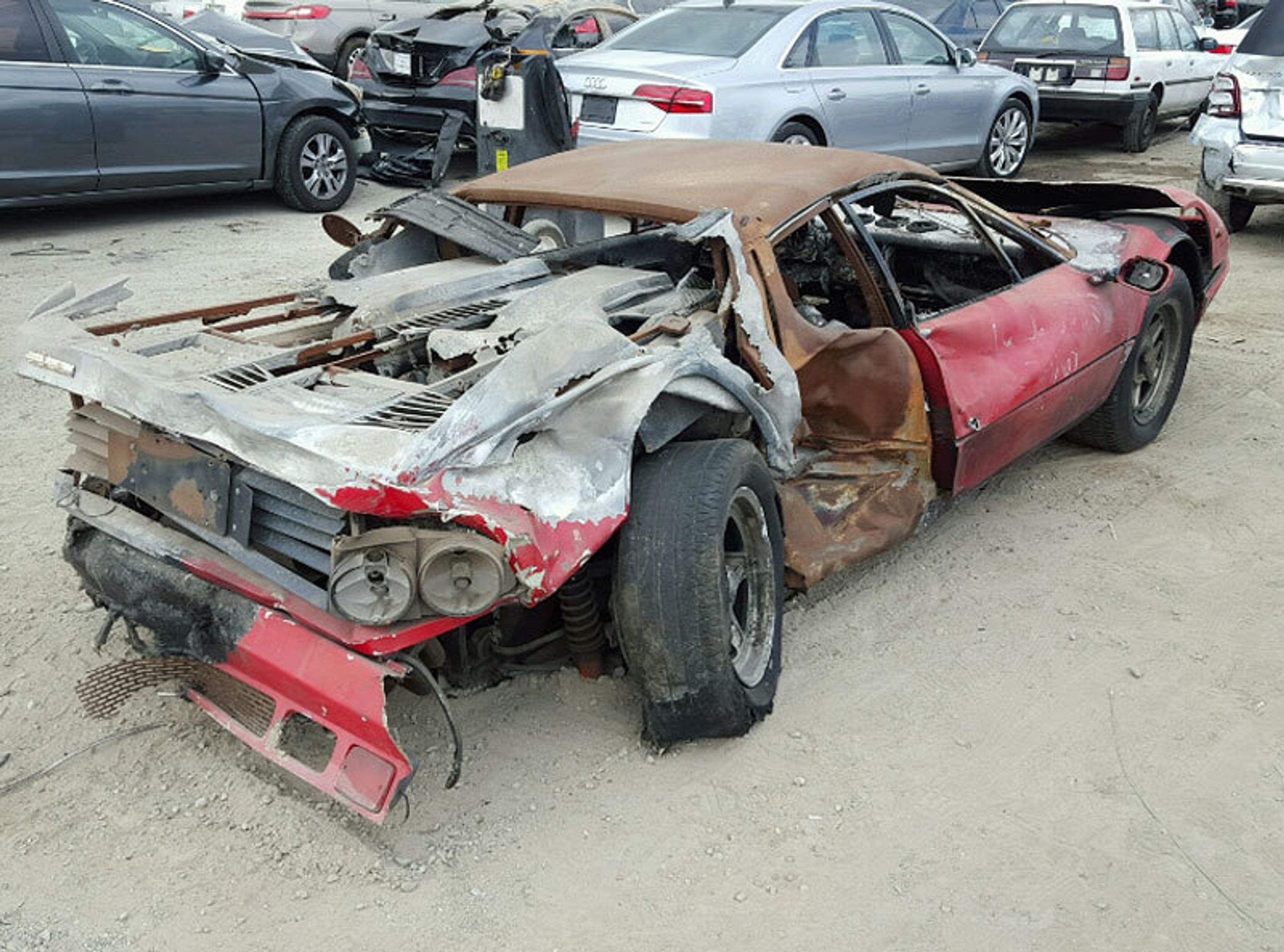 Ferrari - 17 - FOTOGALERIE: Torzo ohořelého Ferrari 512 bylo vydraženo (4/10)