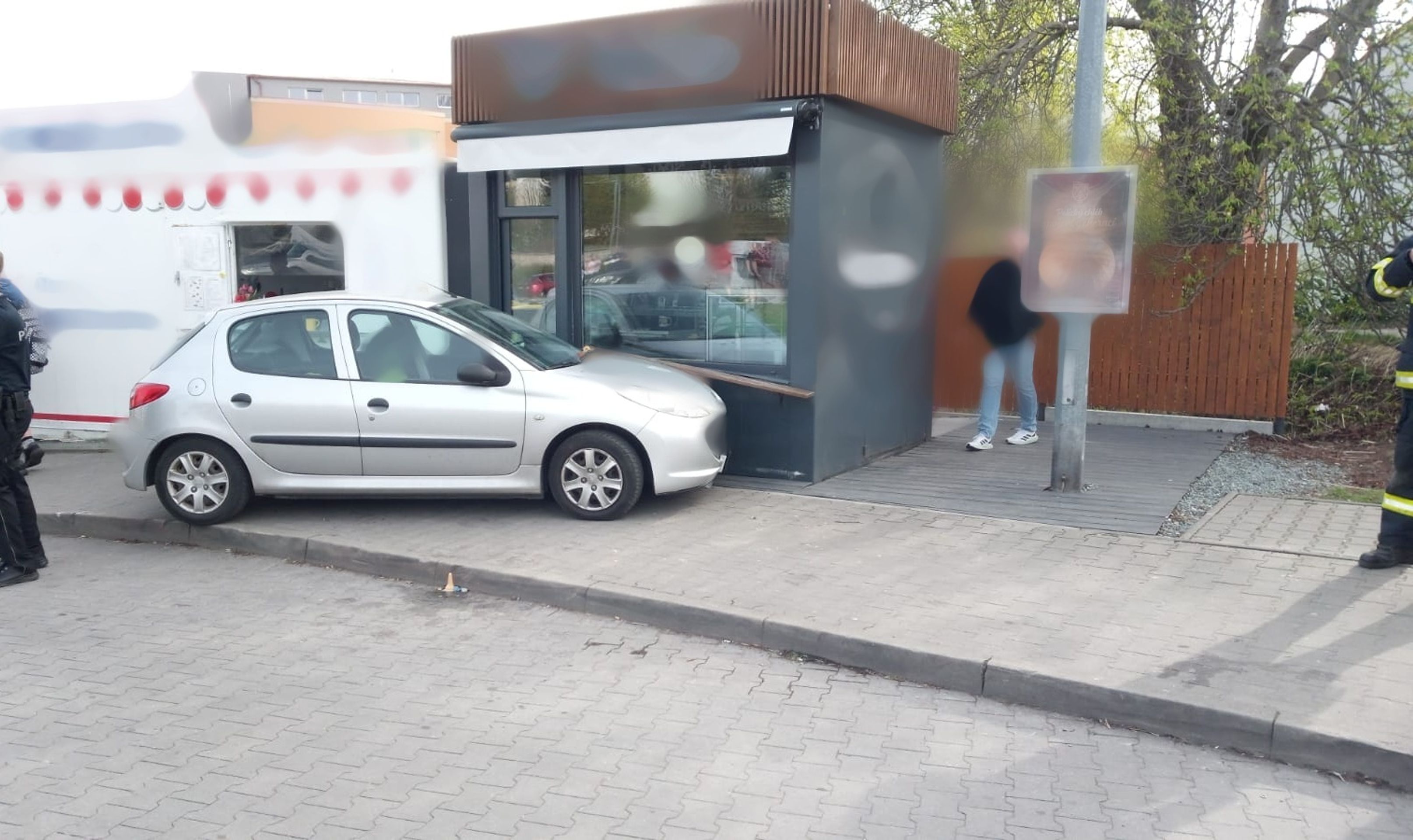 Nehoda u supermarketu v Polici nad Metují - Nehoda u supermarketu v Polici nad Metují (1/4)