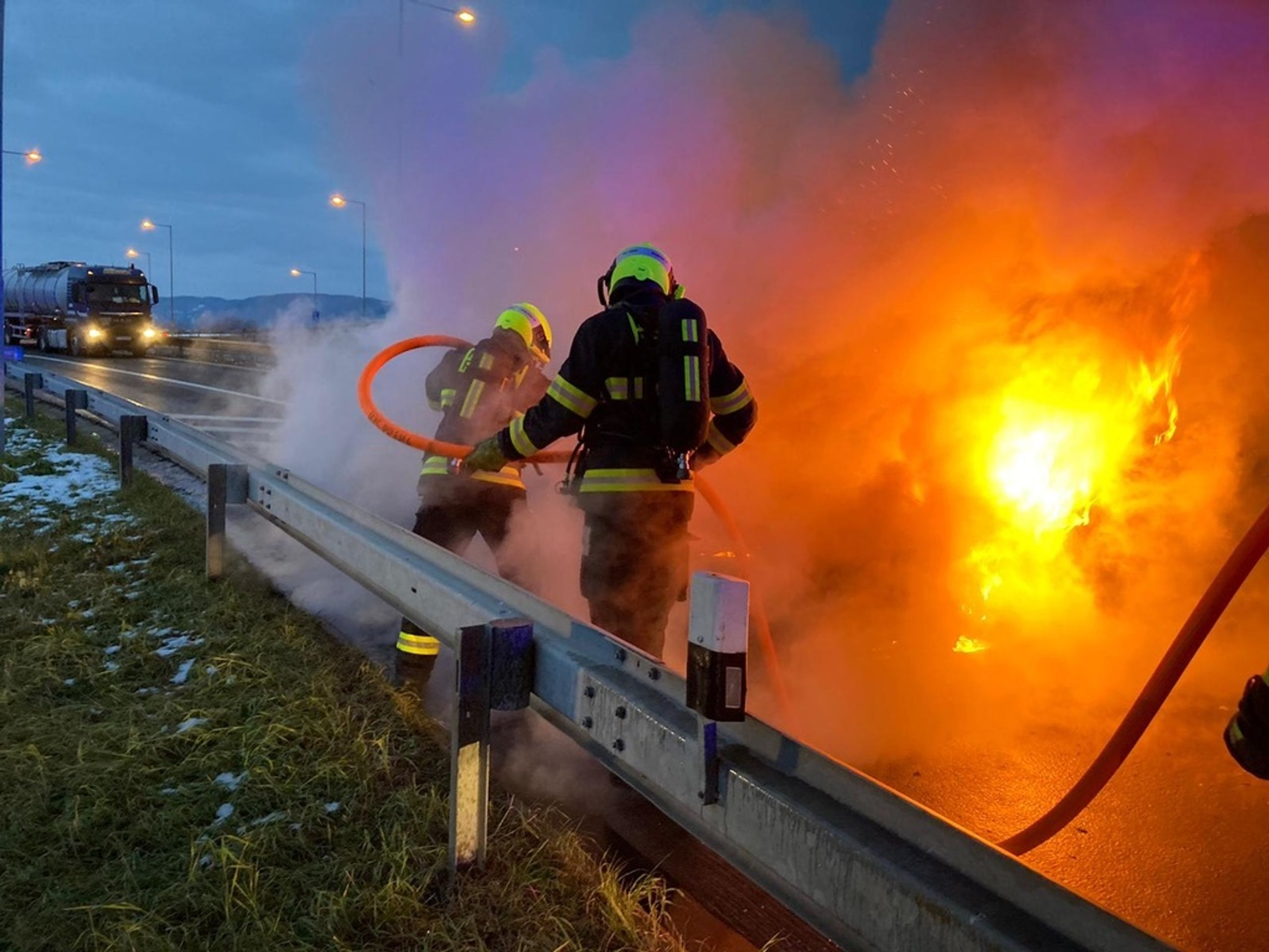 Požár auta na Radotínském mostě - 4 - GALERIE: Na Radotínském mostě za jízdy vzplálo auto (2/7)
