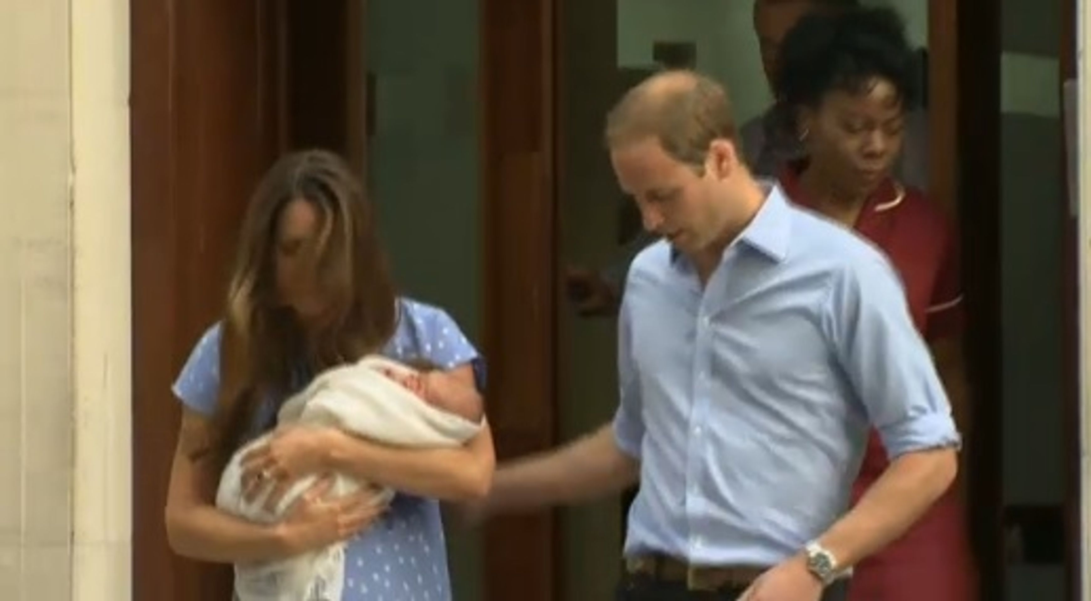 Kate a William ukázali prince z Cambridge - 1 - GALERIE: Kate a William ukázali dědice trůnu světu (3/24)
