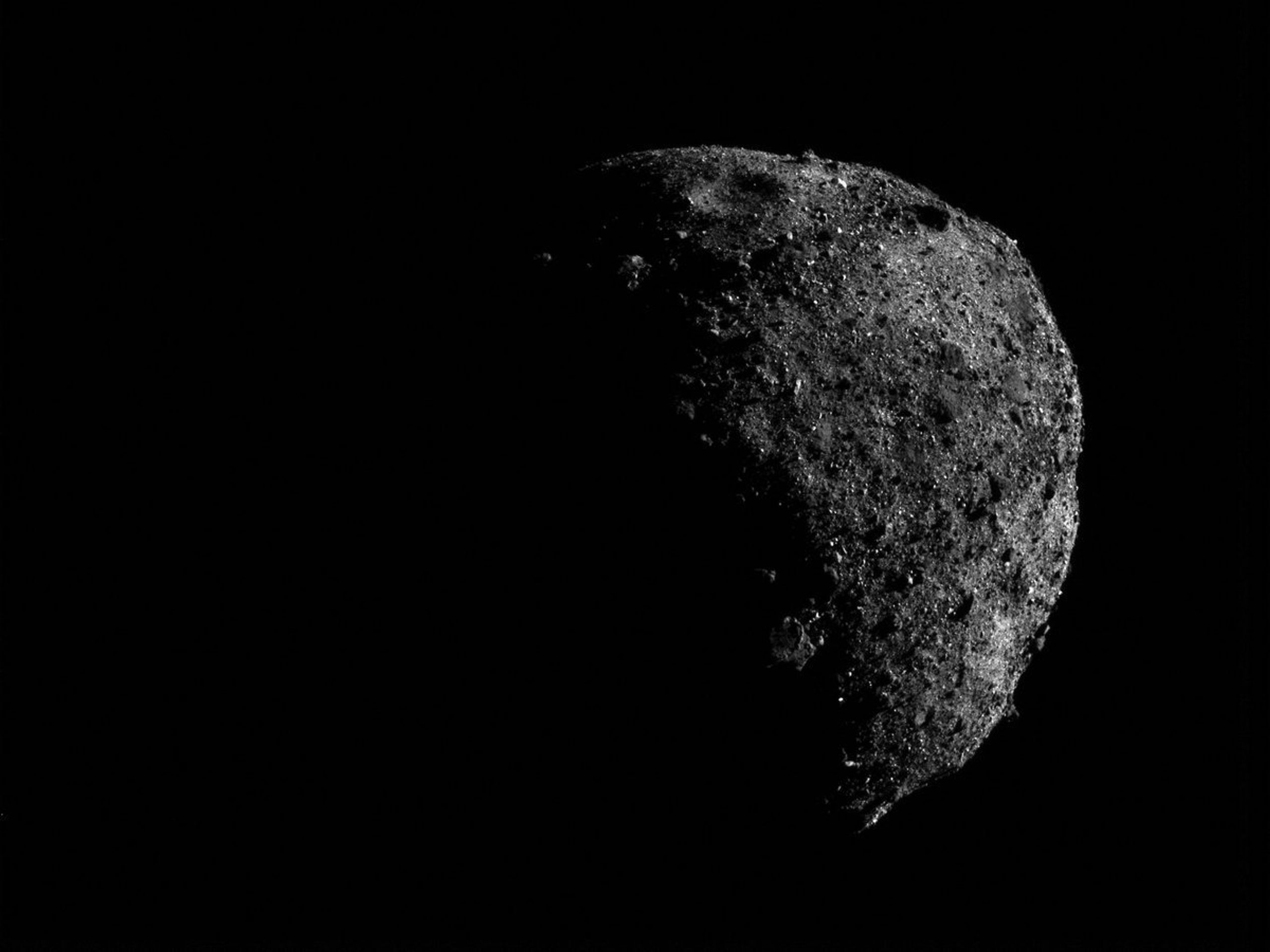 Asteroid Bennu - 2 - GALERIE: Unikátní snímky asteroidu Bennu (2/5)