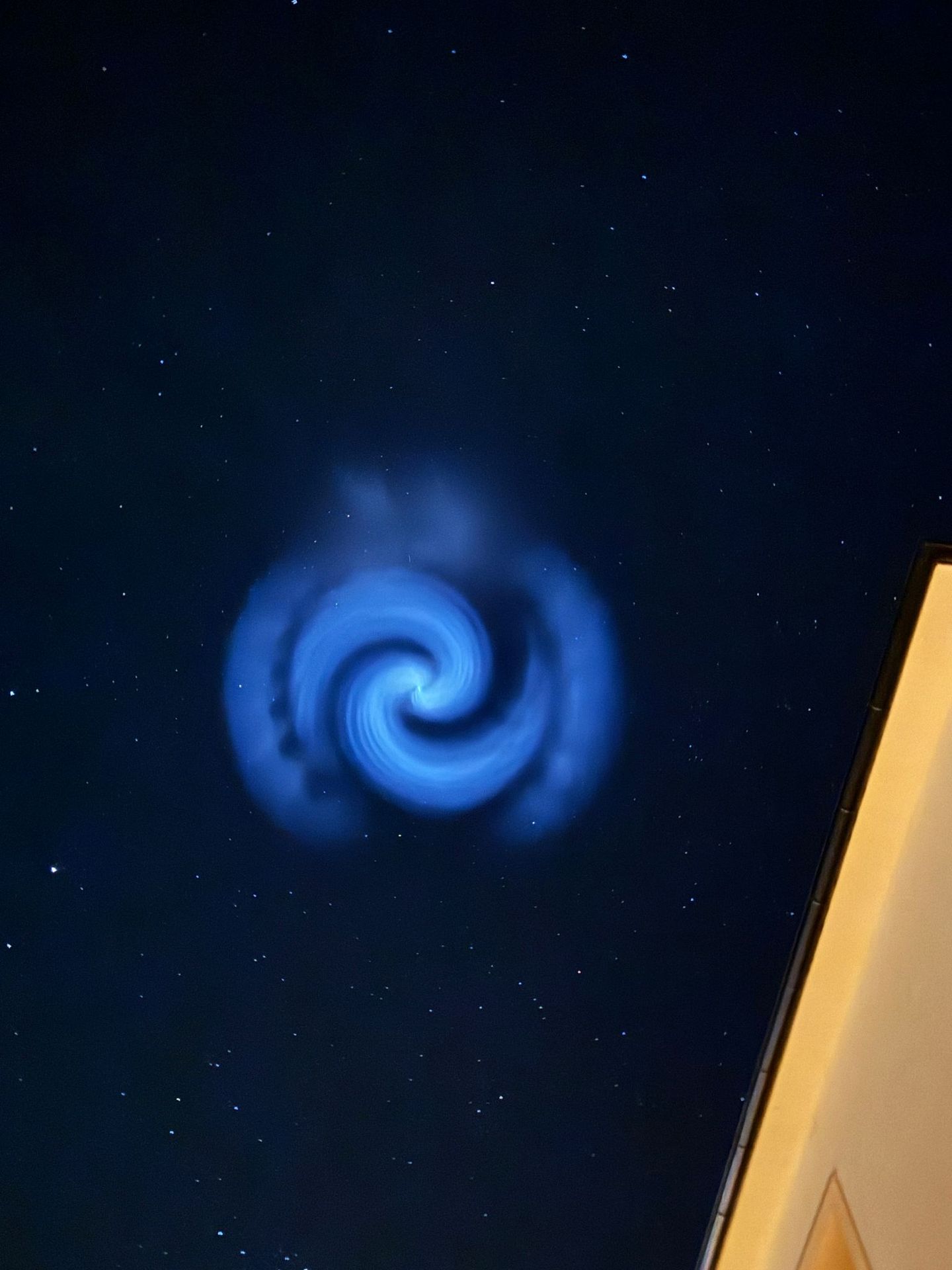 Světelný jev ve tvaru spirály, 25. 3. 2025 Rtyně v Podkrkonoší (2) - Češi zachytili let rakety Falcon 9 (3/14)