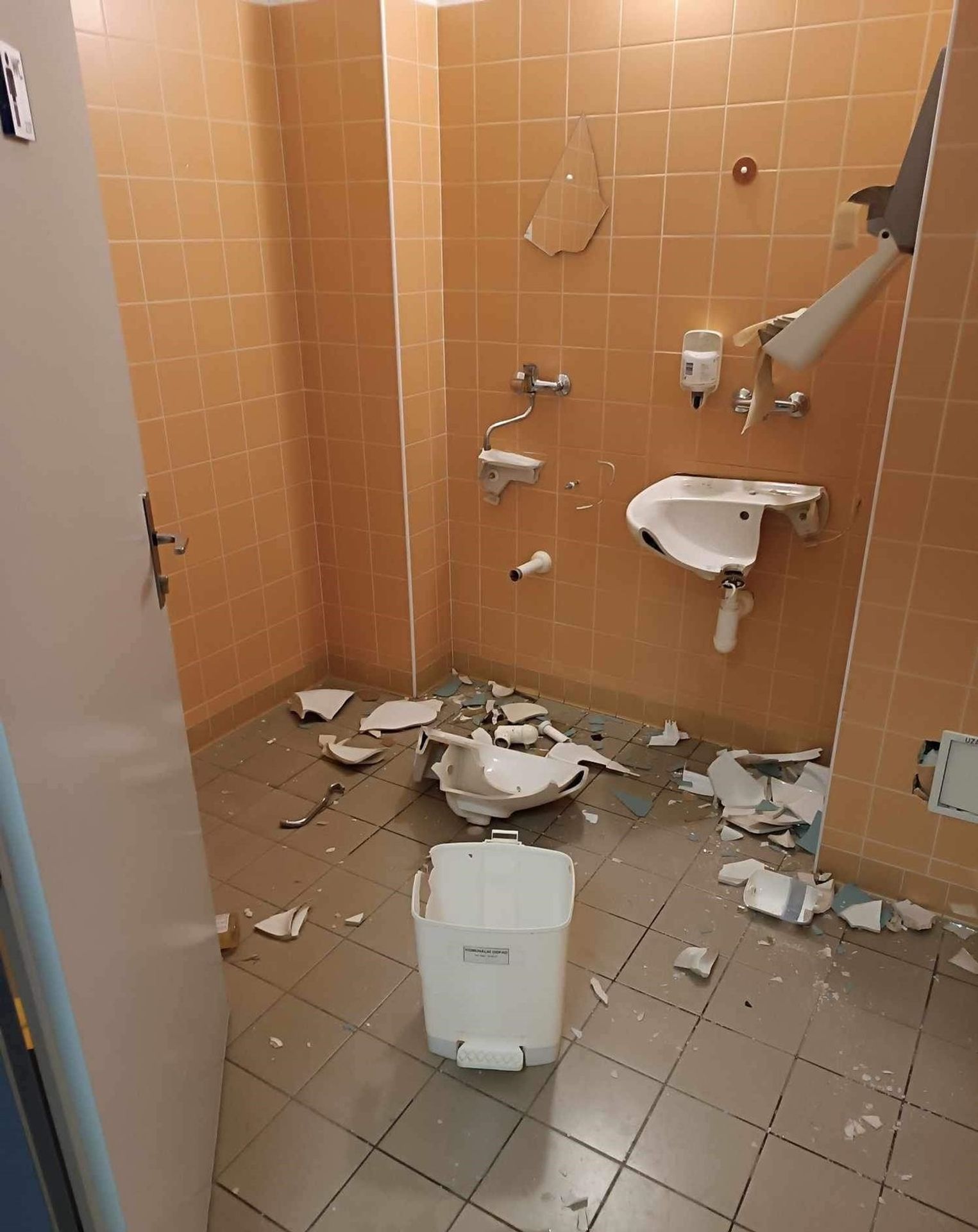 Pacient poškodil vybavení pánských toalet (2) - Pacient poškodil vybavení pánských toalet (2/6)