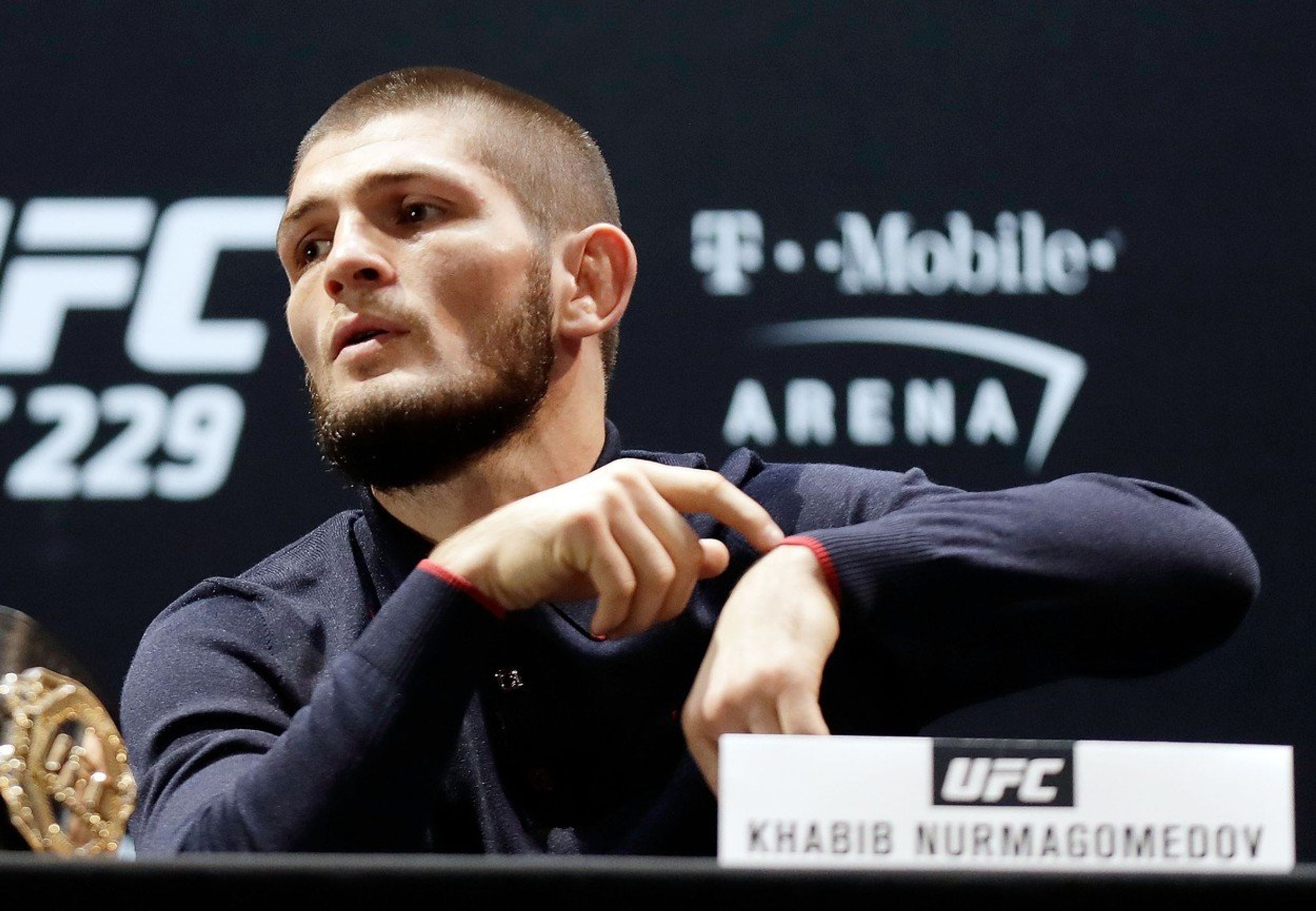 Khabib Nurmagomedov - GALERIE: McGregor přišel pozdě na tiskovku a naštval Khabiba (2/4)