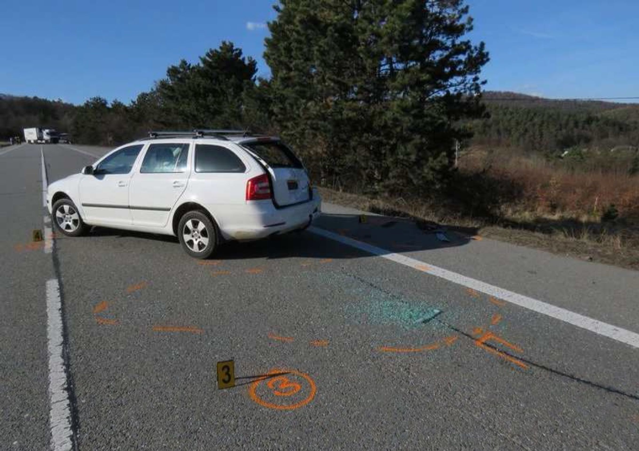 Motorkář narazil zezadu do osobního auta - GALERIE: Smrtelná nehoda motorkáře na Uherskohčadišťsku (2/6)