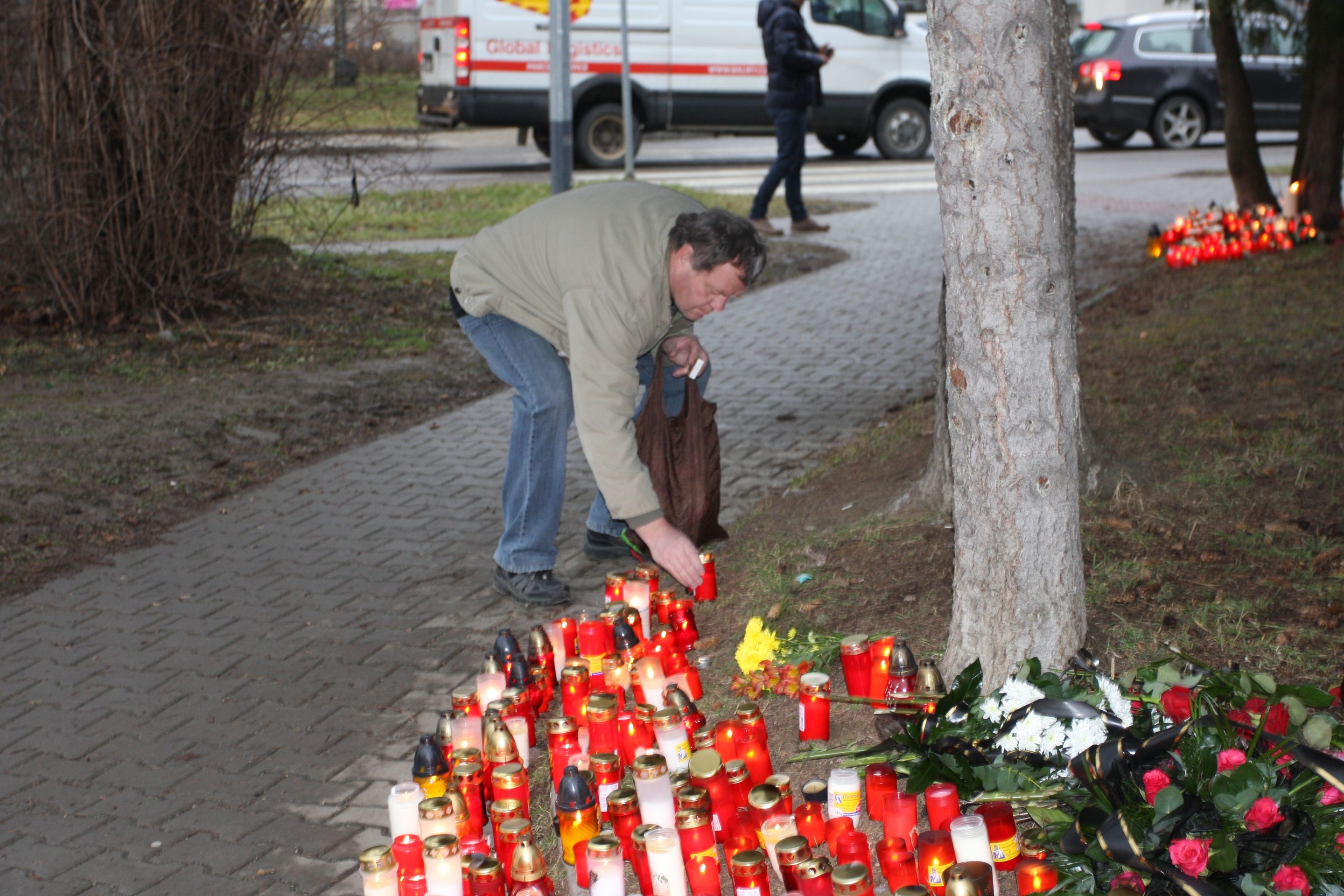 Pieta za oběti střelby v Uherském Brodě - 9 - Galerie: Pietní místo v Uherském Brodě (9/11)