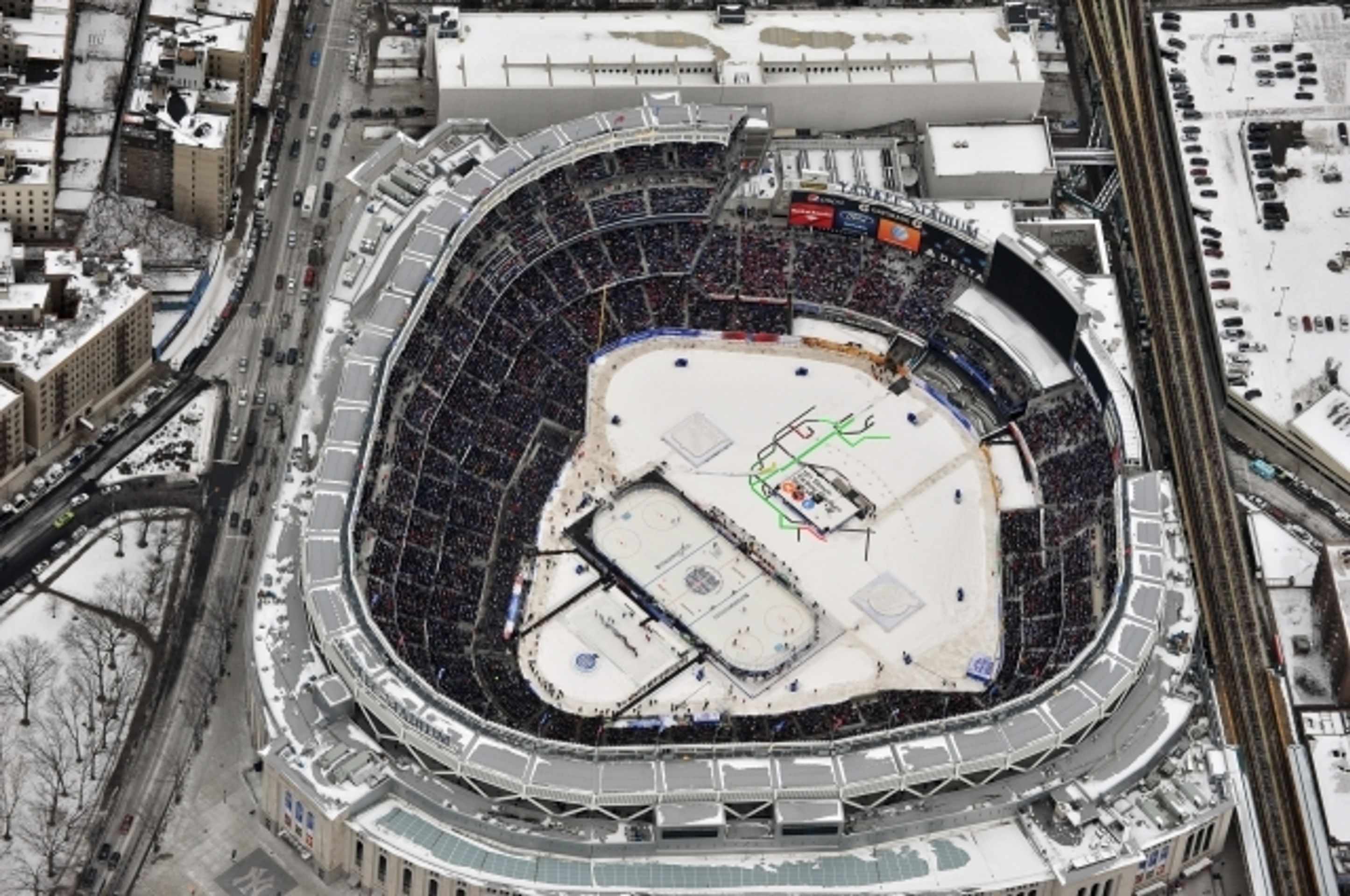 NHL na Yankee Stadium: Devils vs. Rangers - 20 - GALERIE: NHL na stadionu Yankees: Devils - Rangers (21/22)