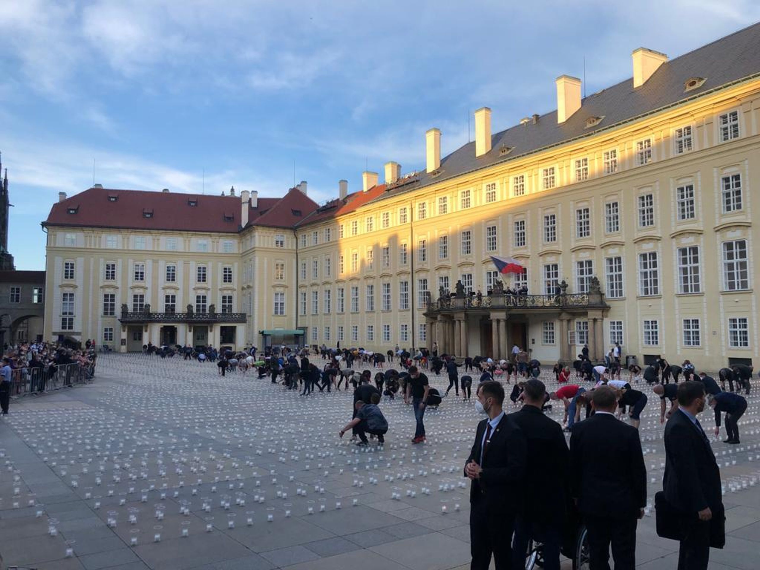 Pietní akce na Pražském hradě - 5 - GALERIE: Pietní akt za oběti koronaviru na Pražském hradě (8/9)