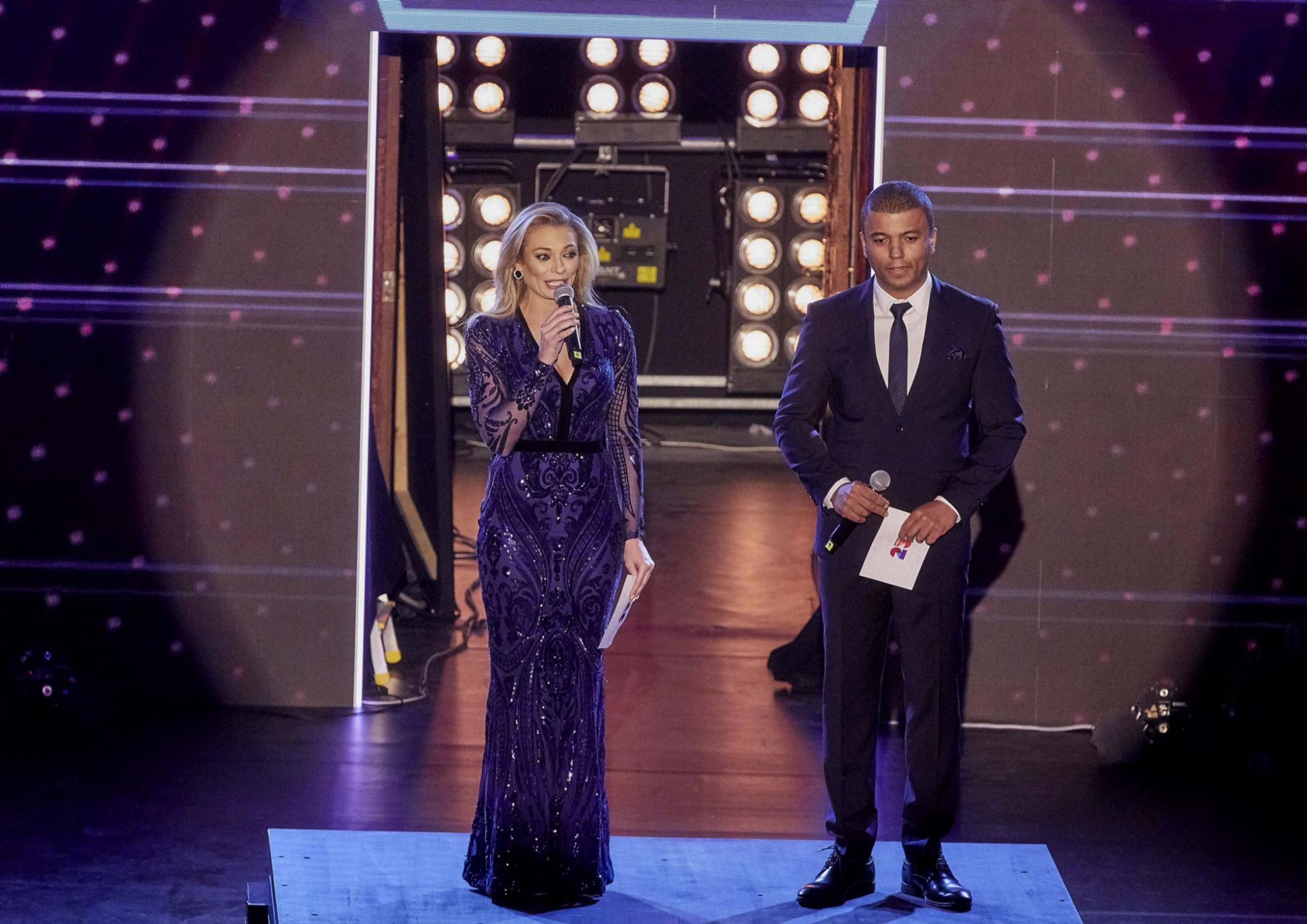 Oslava 25. narozenin televize Nova v Obecním domě - červený koberec - 2 - GALERIE: Oslava 25. narozenin televize Nova v Obecním domě (2/15)
