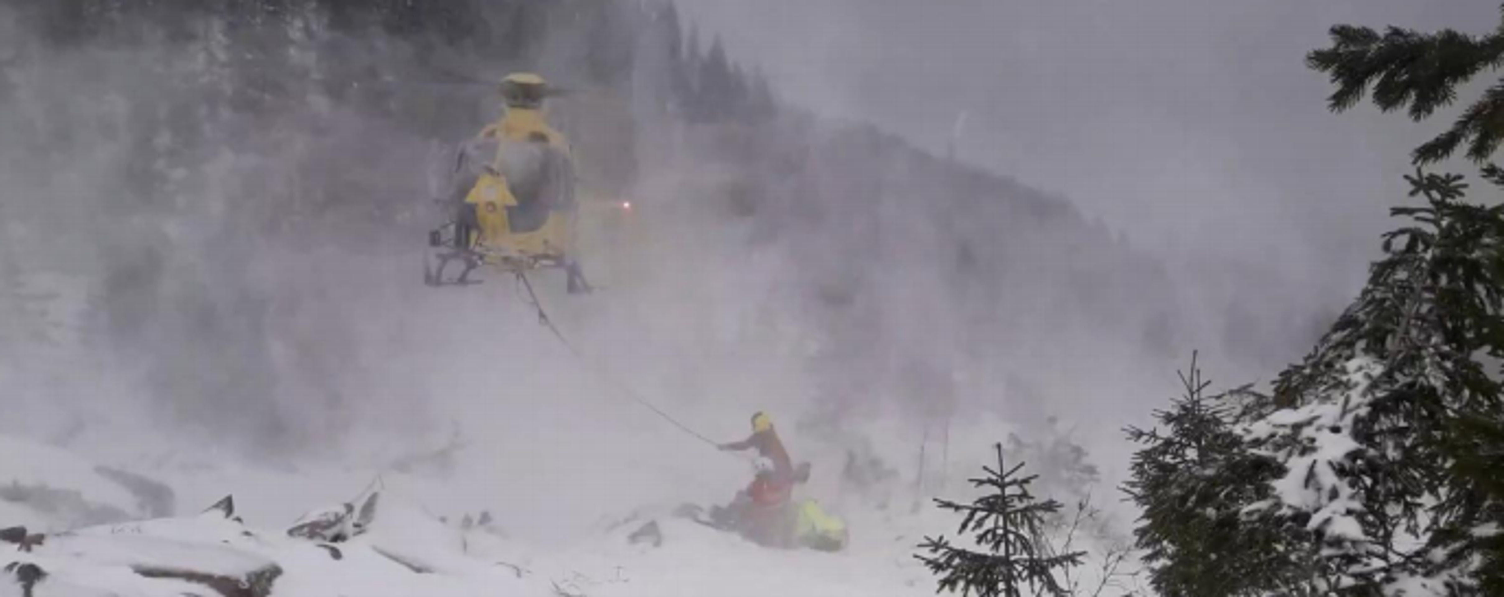 Příprava transportu vyproštěné skialpinistky - GALERIE: Záchrana ženy pod lavinou (1/3)
