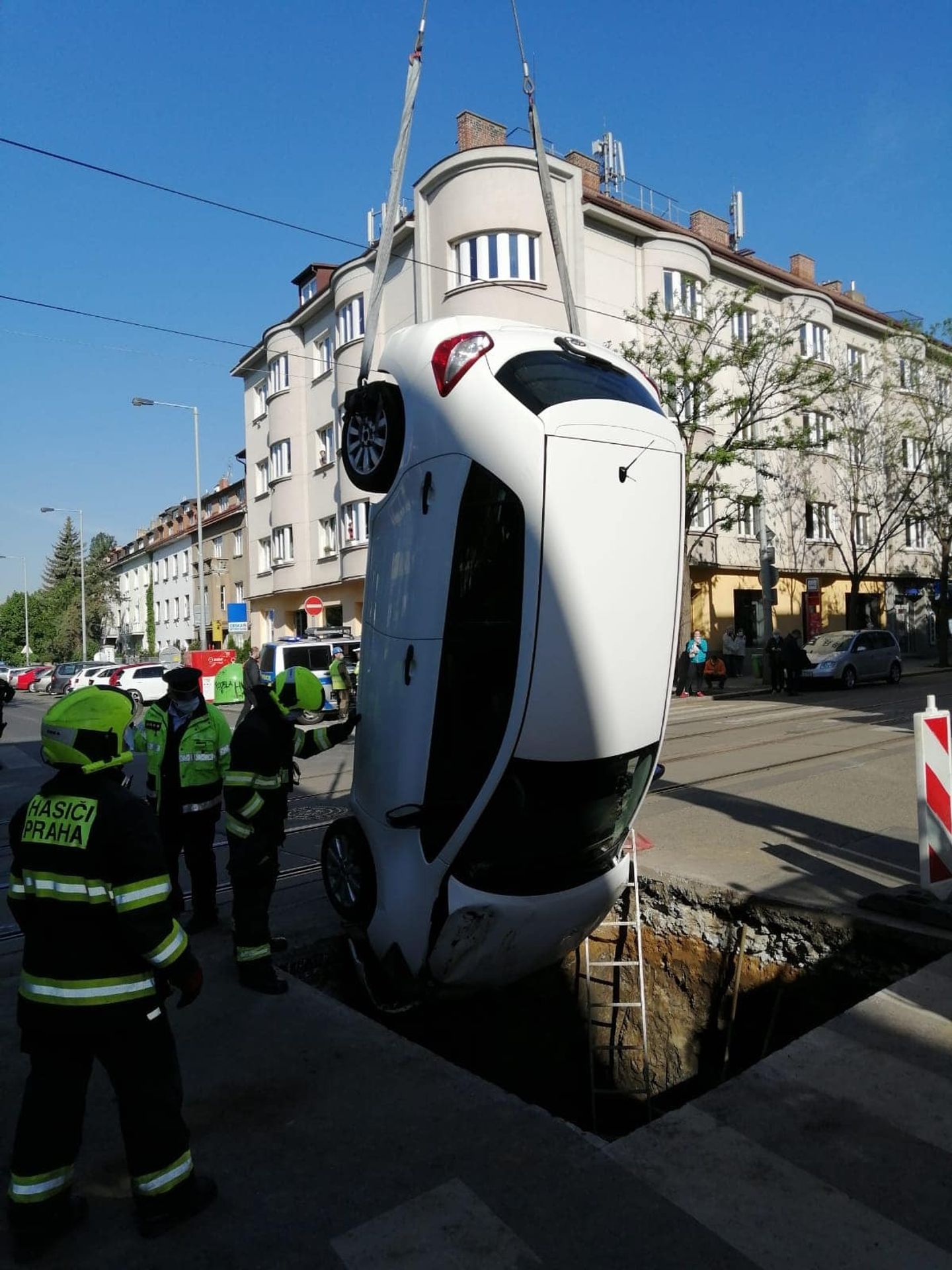 Řidička vjela přímo do výkopu - 14 - Fotogalerie: Hasiči museli vyprostit toyotu z dvoumetrového výkopu (5/7)