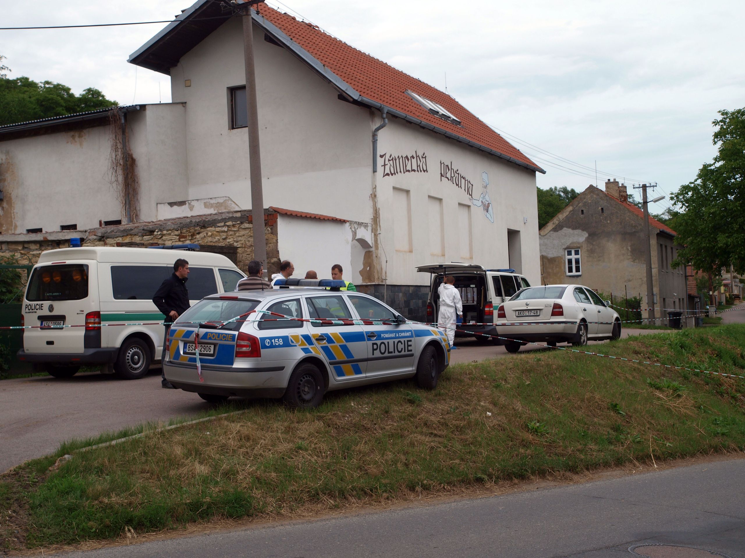 V Tuchoměřicích našli dvě mrtvoly - V Tuchoměřicích našli dvě mrtvoly (7/12)